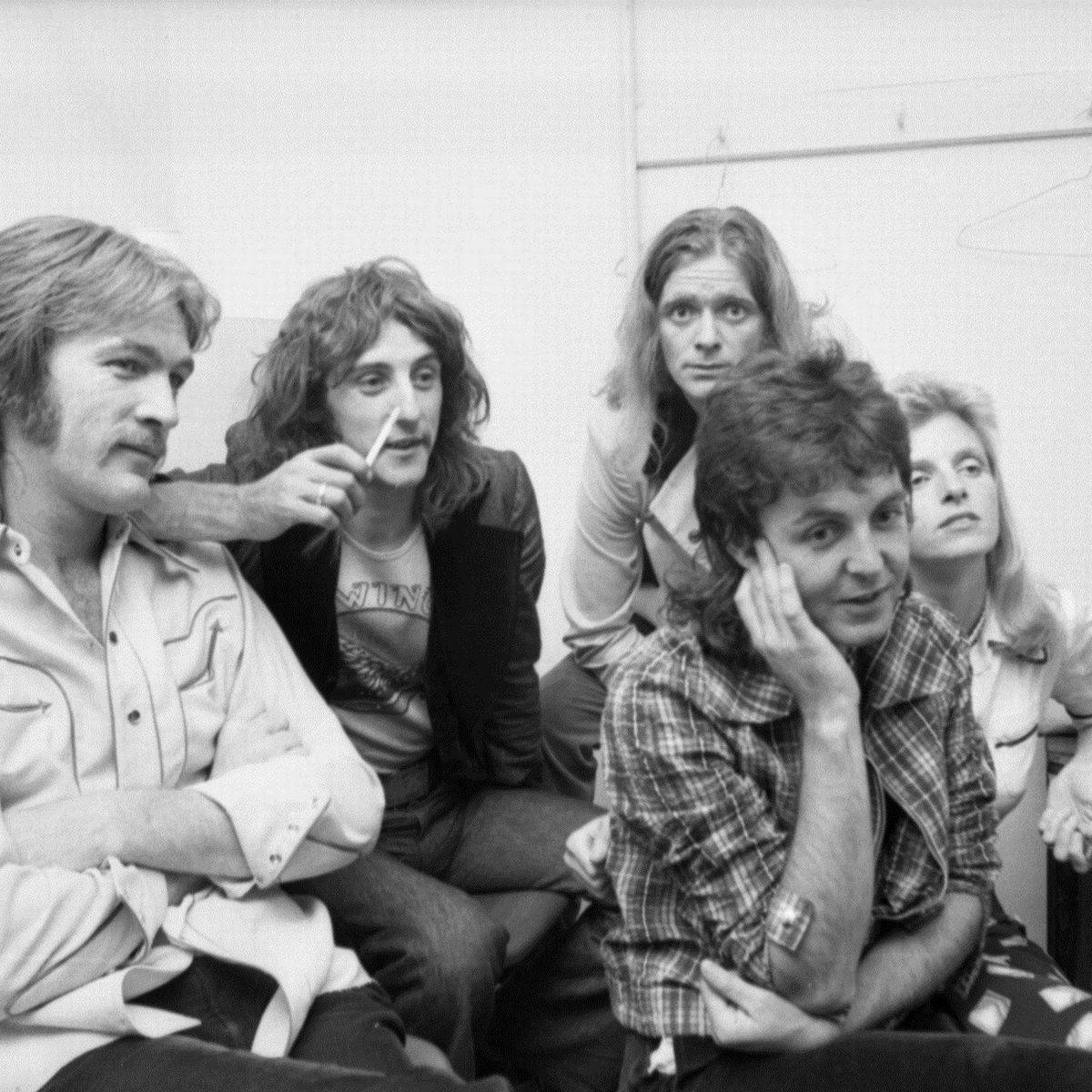 Paul McCartney And Wings, long hair, plain room, SD Desktop Wallpaper