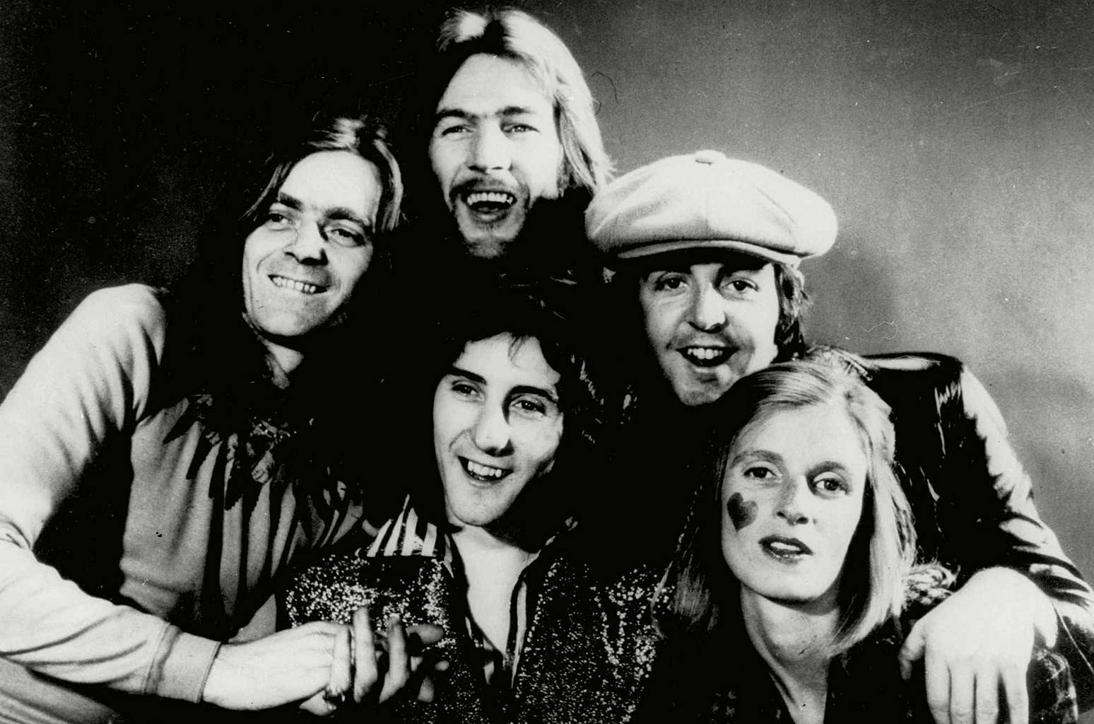 Paul McCartney And Wings, 1974, vintage black-and-white studio portrait, HD Desktop Wallpaper
