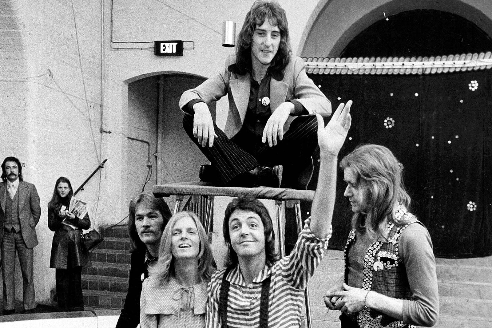 Paul McCartney And Wings, 1970s musicians, black and white photo, HD Desktop Wallpaper
