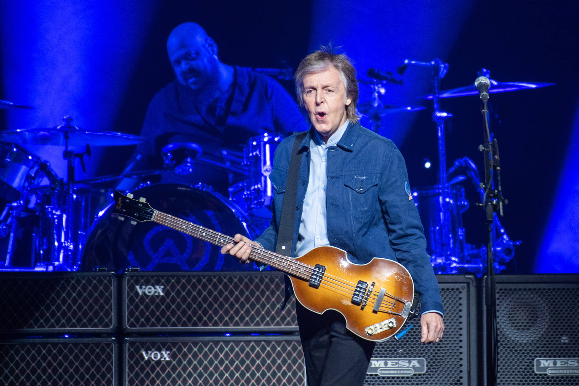 Paul McCartney, sunburst bass guitar, vibrant blue stage lights, Full HD Desktop Wallpaper
