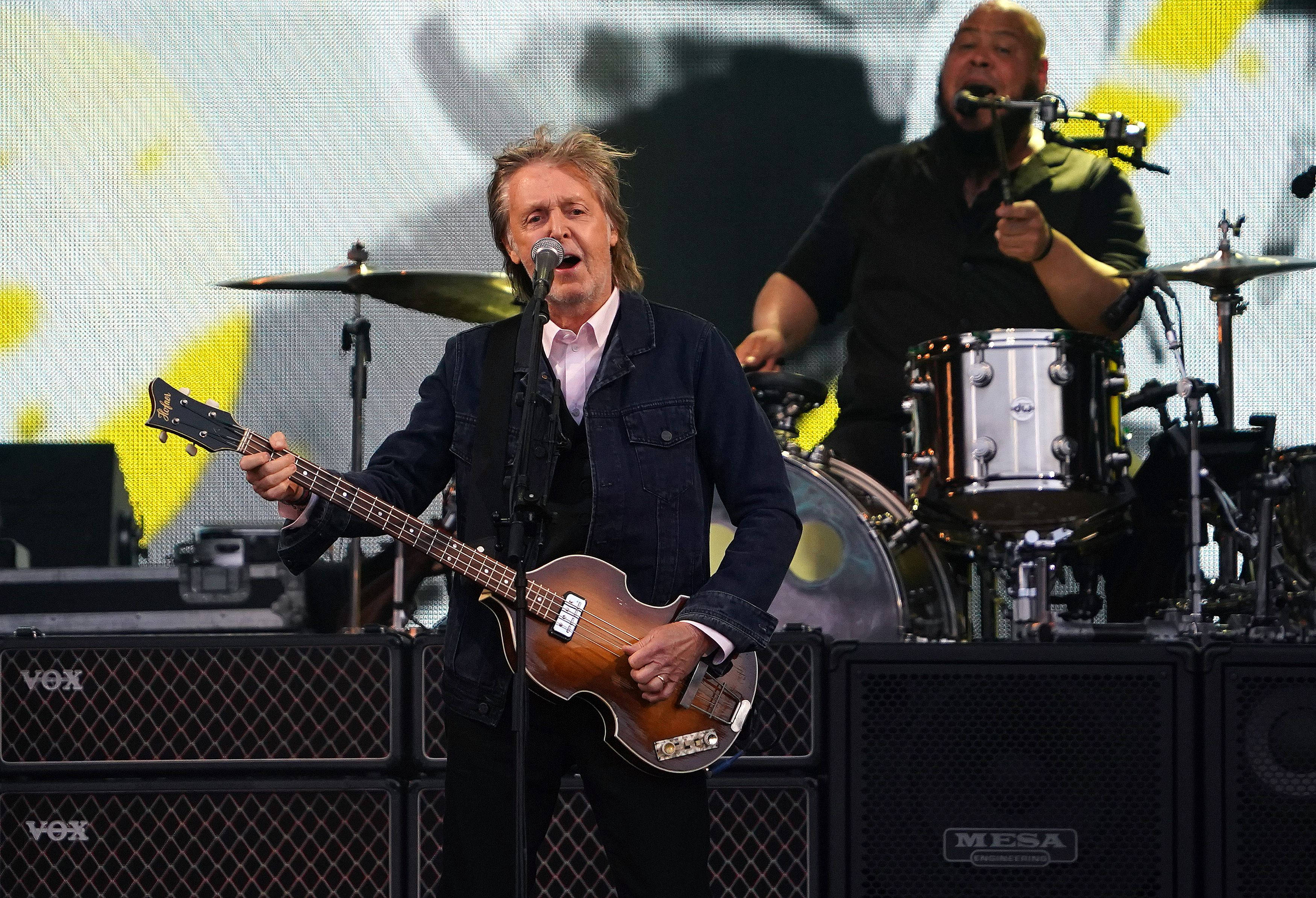 Paul McCartney, mandolin, drummer, 2K Desktop Wallpaper