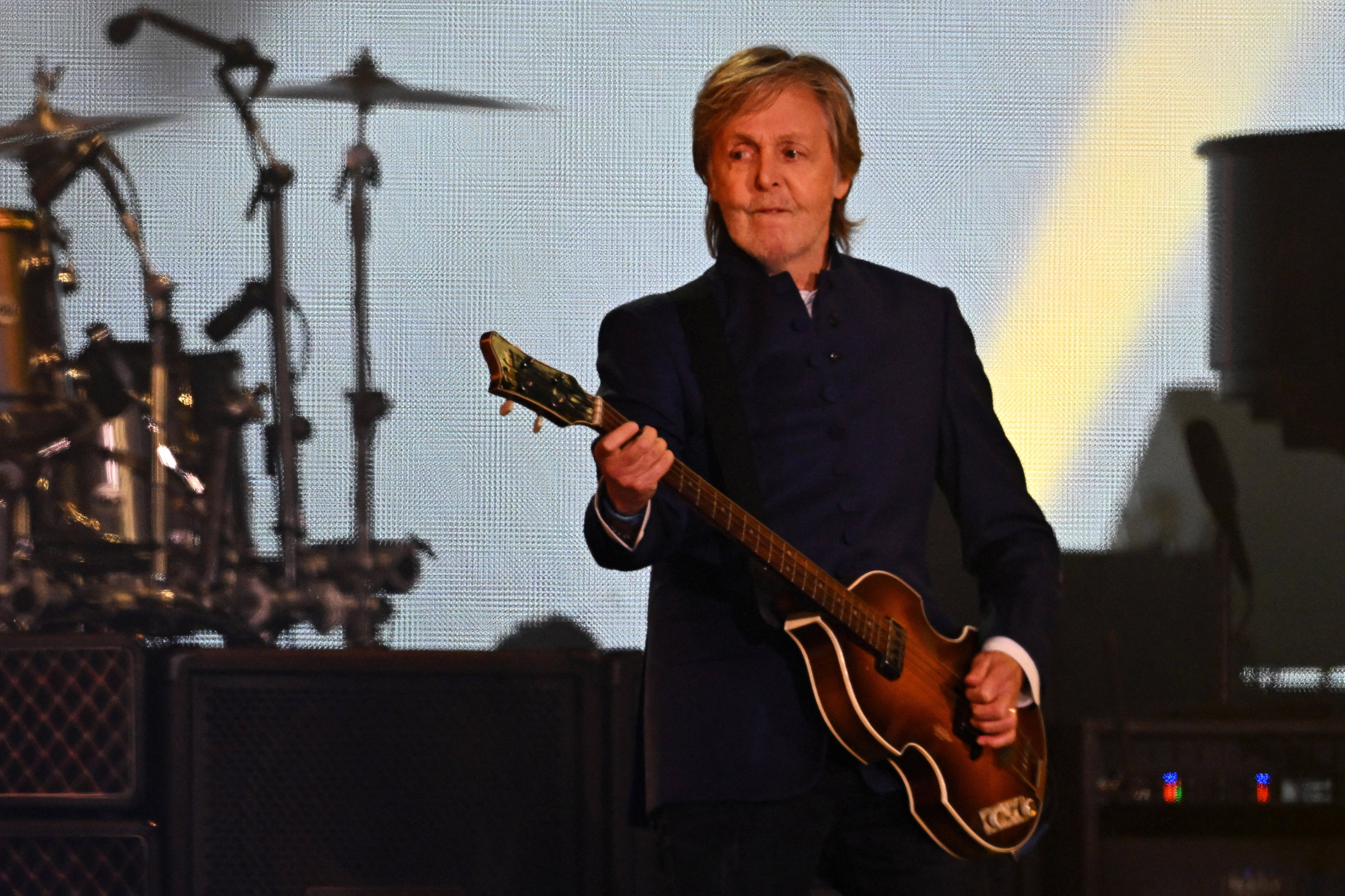 Paul McCartney, sunburst bass guitar, stage lights, 5K Desktop Wallpaper