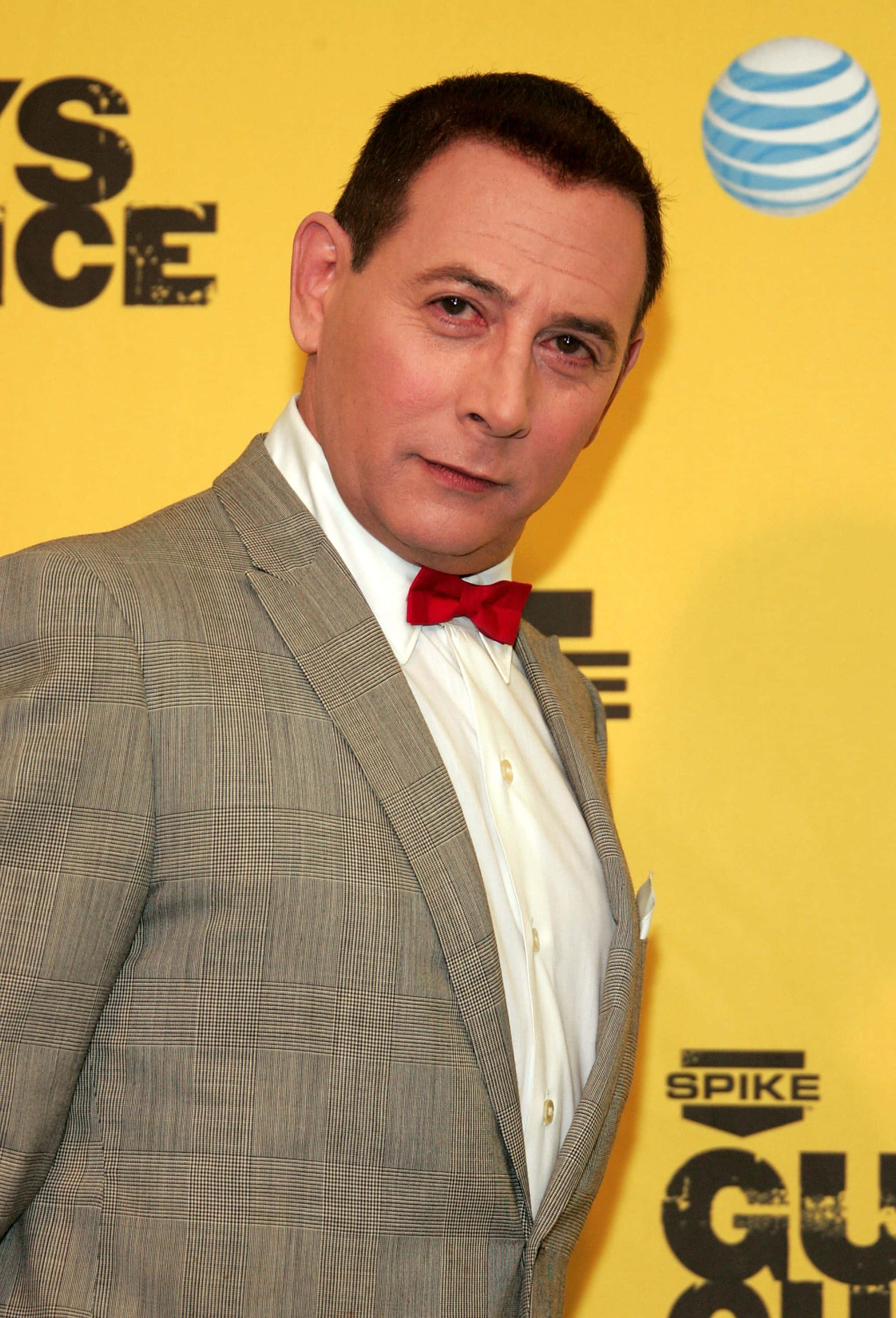 Paul Reubens, gray checkered suit, red bow tie, 2K Phone Wallpaper