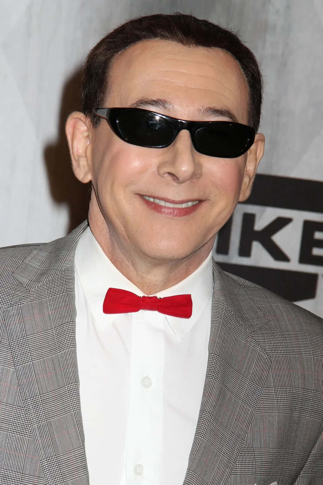 Paul Reubens, red carpet event, gray checkered suit, HD Phone Wallpaper