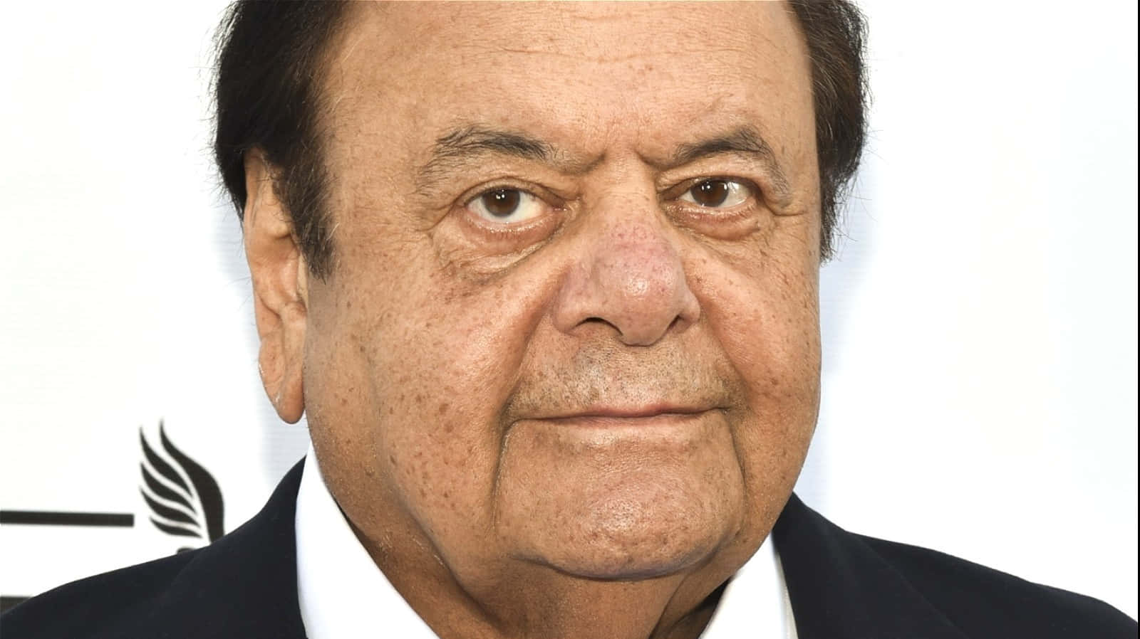 Paul Sorvino, dark suit, white shirt, HD Desktop Wallpaper