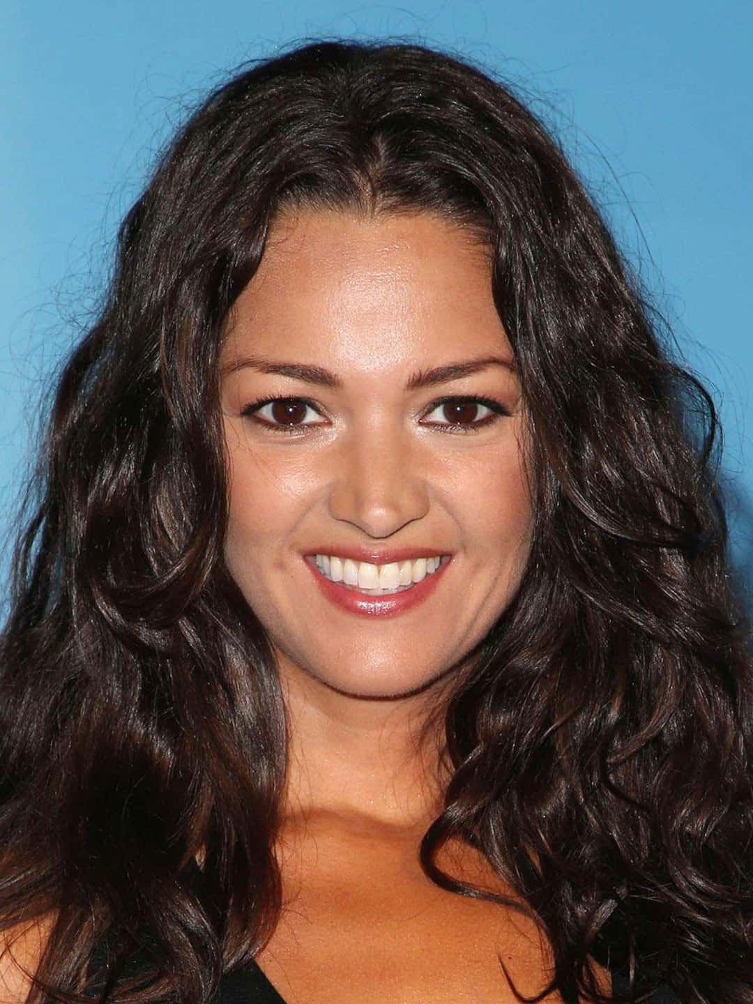 Paula Garcés, dark wavy hair, bright smile, HD Phone Wallpaper