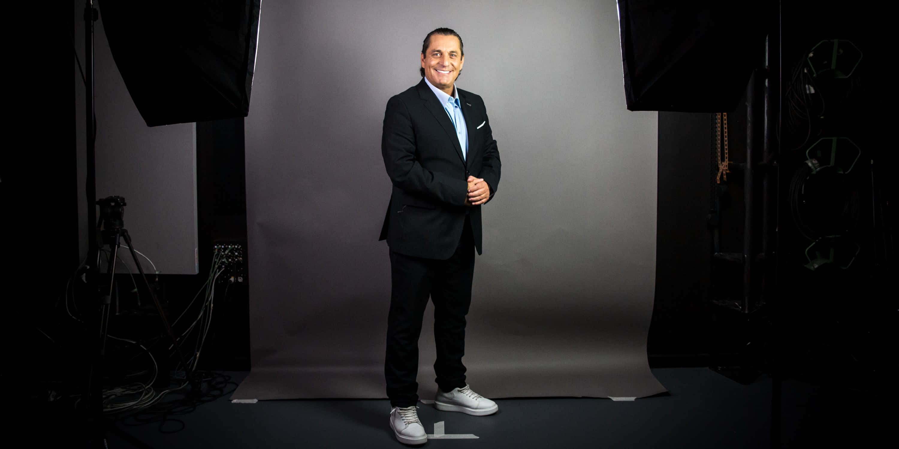 Paulo Futre, black suit, white sneakers, 2K Desktop Wallpaper