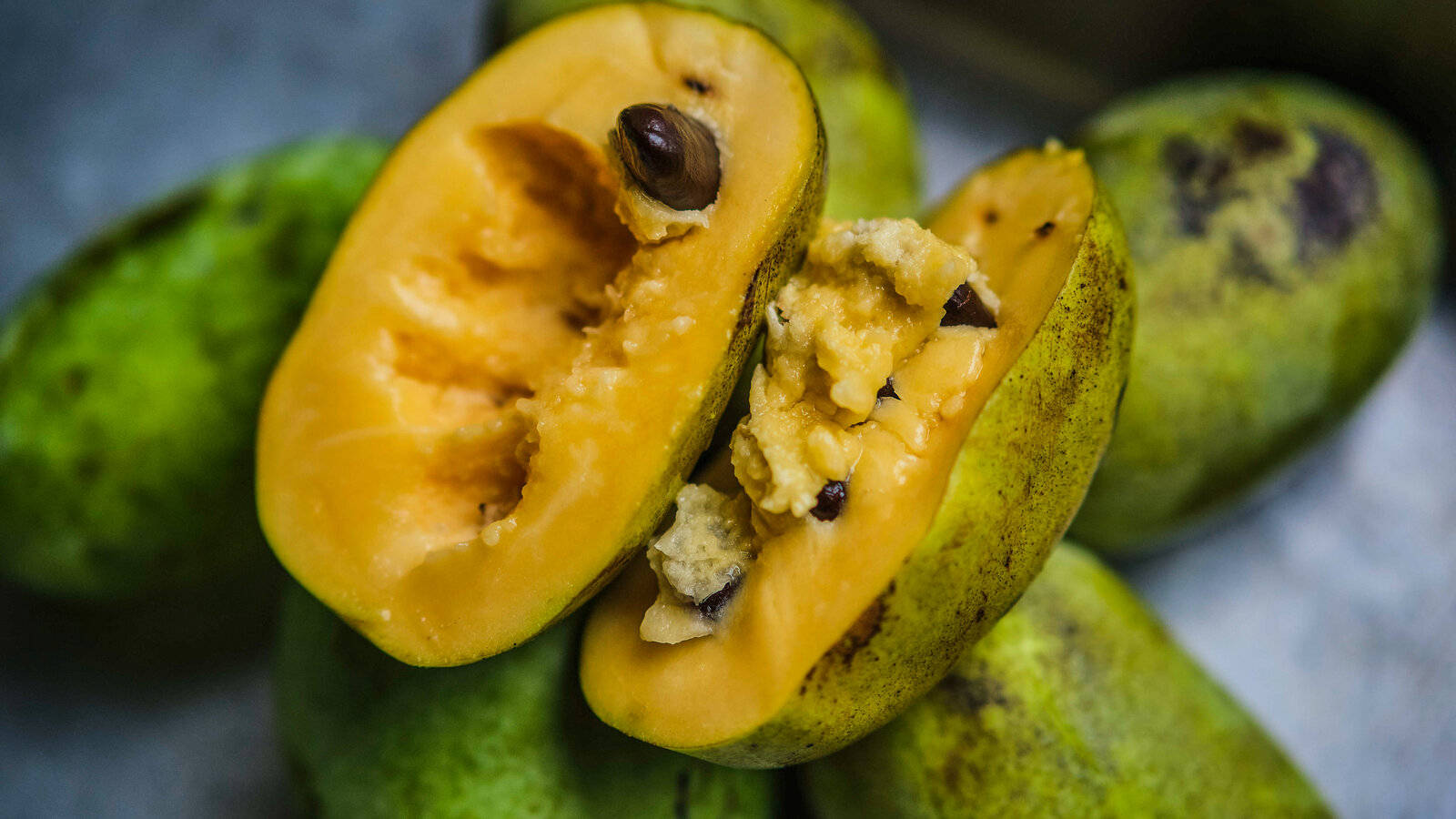 pawpaw fruit, creamy yellow flesh, dark seeds, HD Desktop Wallpaper