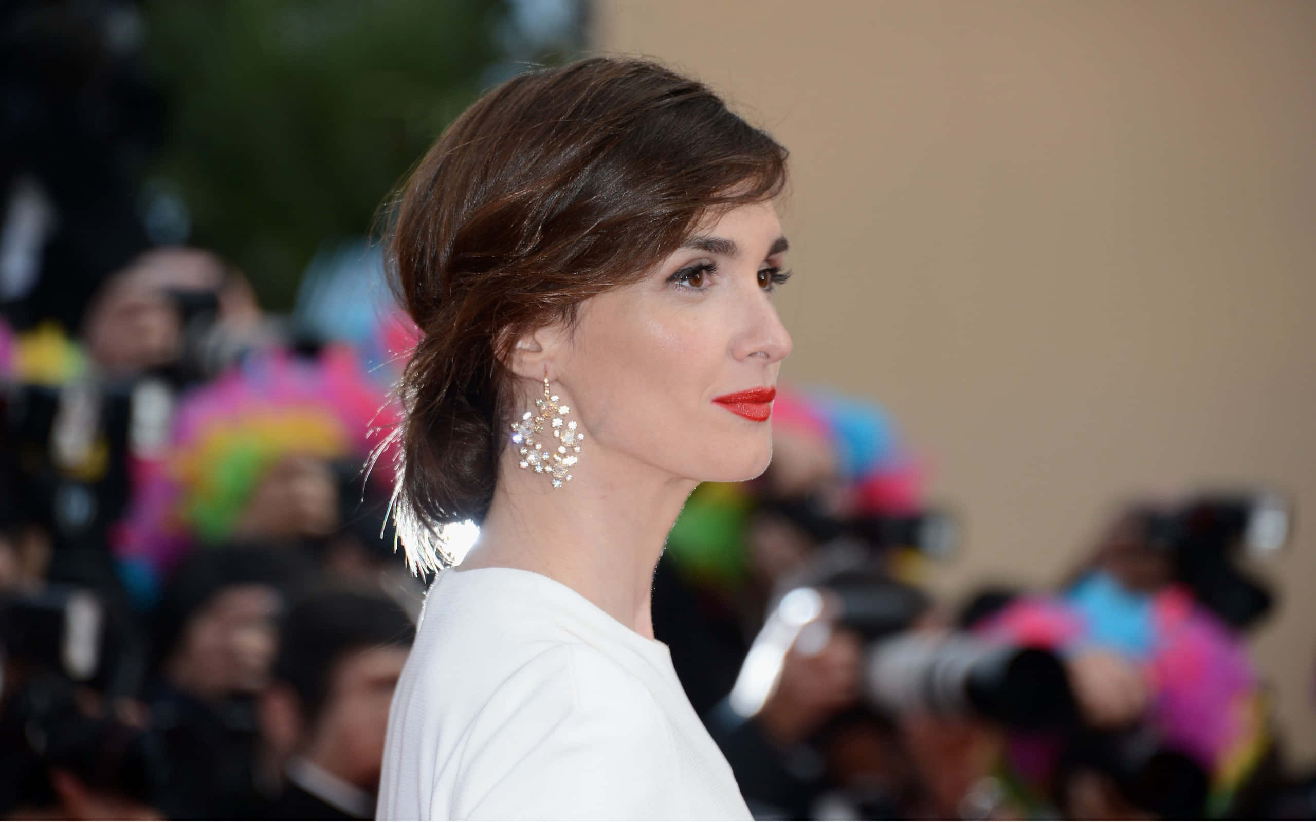 Paz Vega, white top, sparkling earrings, 2K Desktop Wallpaper