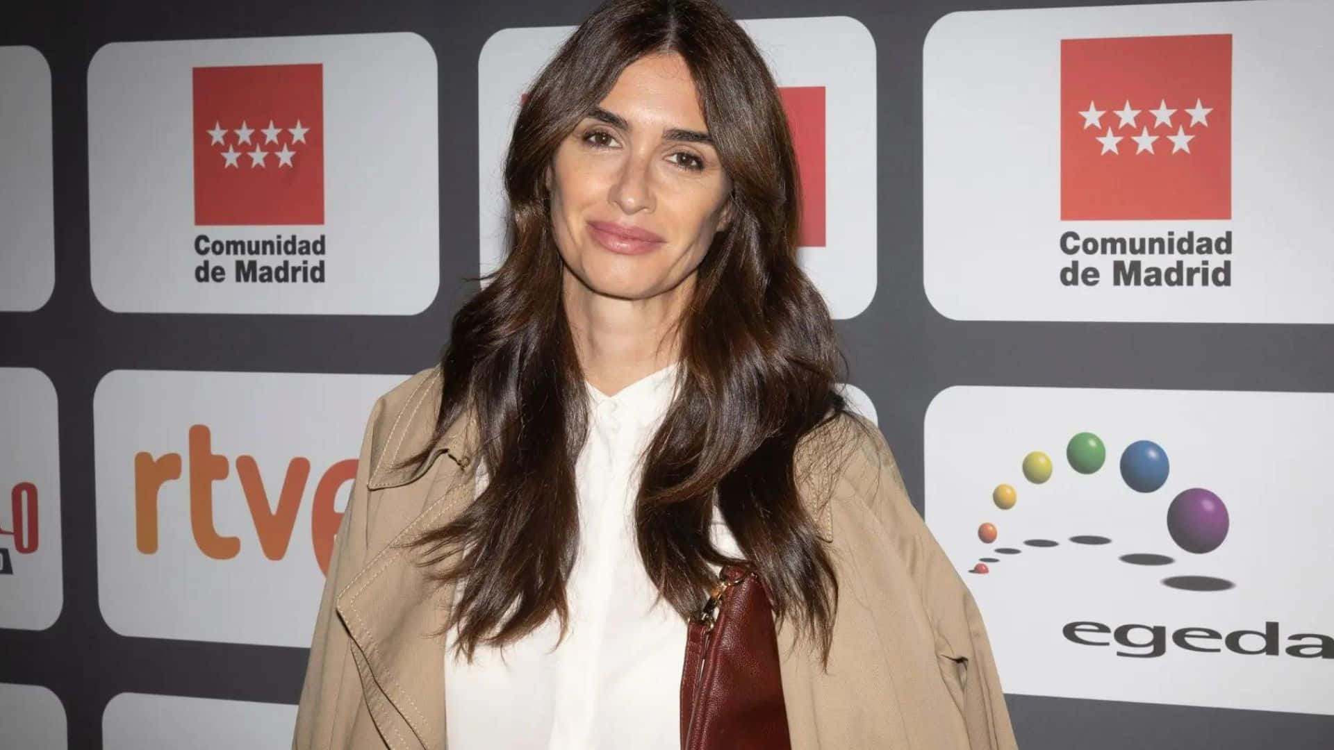 Paz Vega, red carpet event, beige trench coat, Full HD Desktop Wallpaper