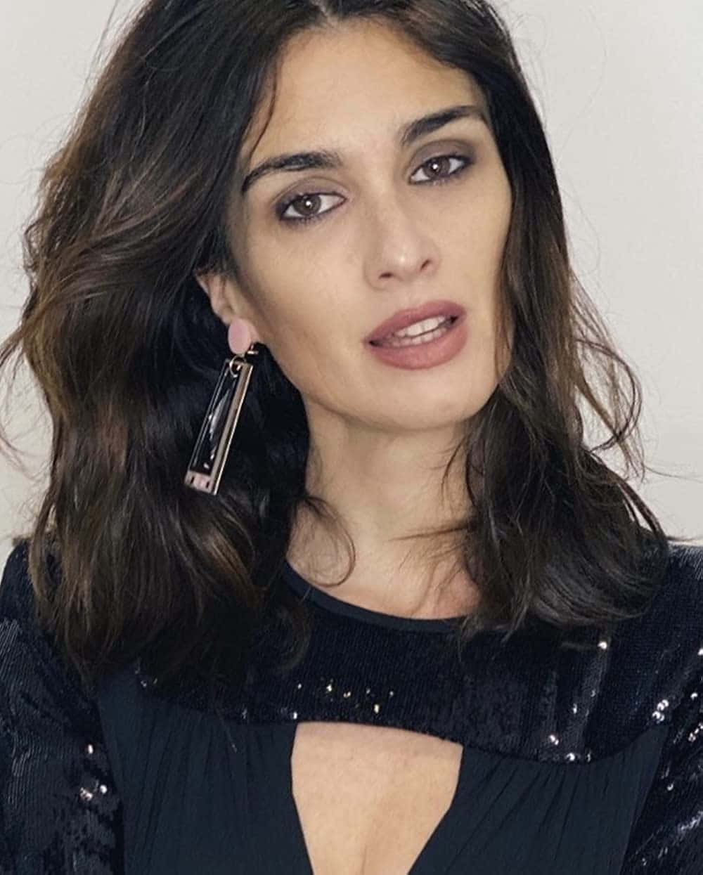 Paz Vega, black sequined top, large geometric earrings, SD Phone Wallpaper