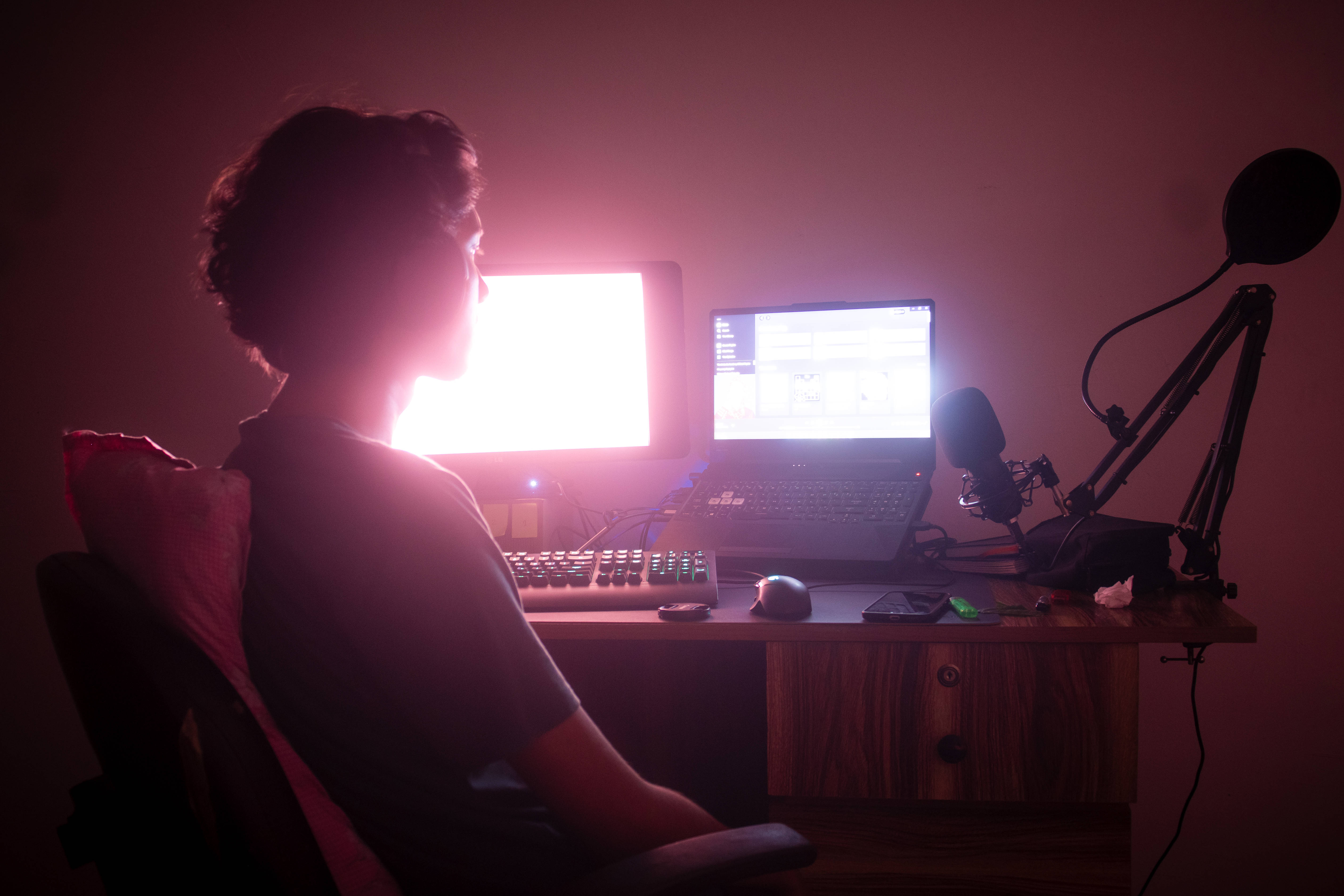 PC Computer Desktop, silhouette, dimly lit desk, 5K Desktop Wallpaper