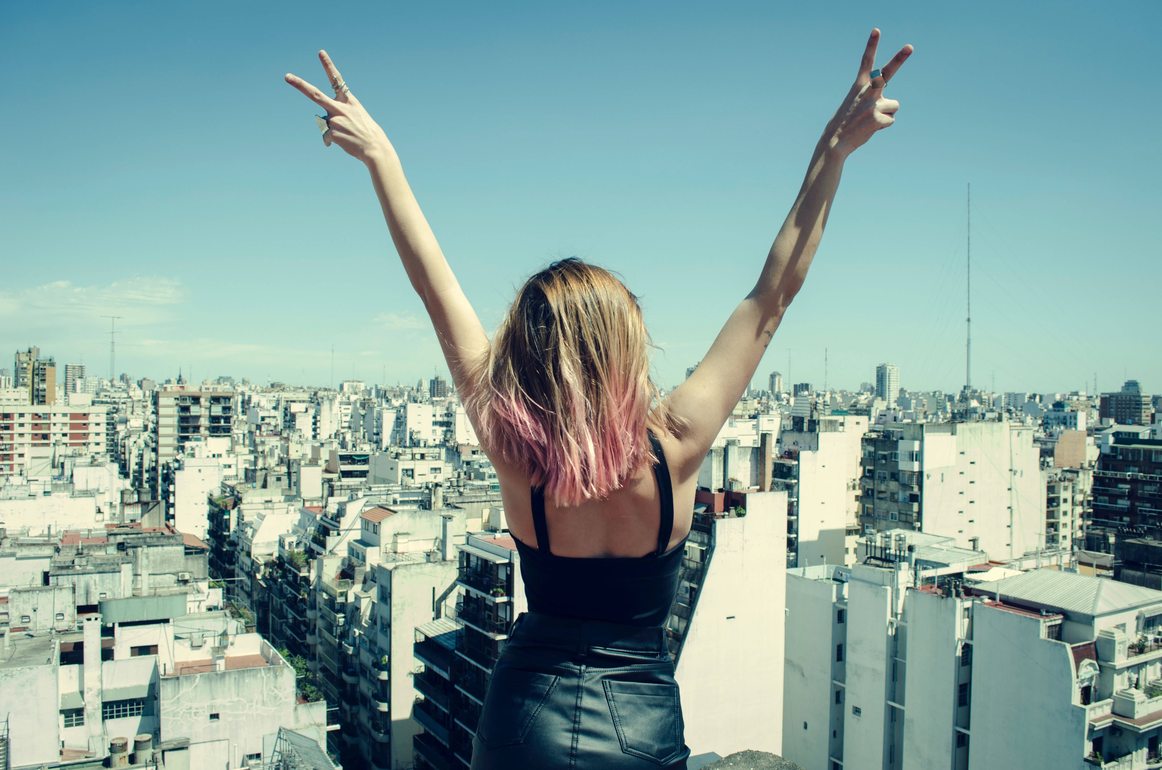 pink-tipped hair, rooftop, dense cityscape, 4K Desktop Wallpaper