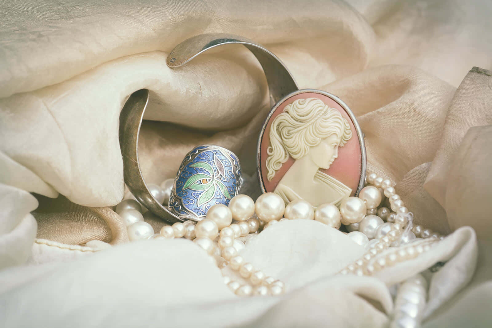 cameo brooch, pearl necklace, ornate ring, HD Desktop Wallpaper