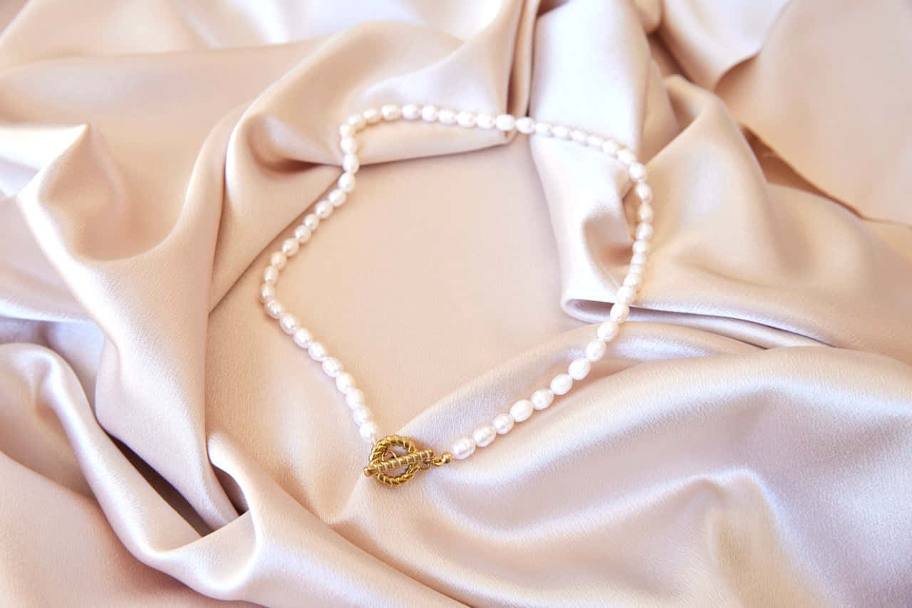 pearl necklace, gold clasp, blush satin fabric, HD Desktop Wallpaper