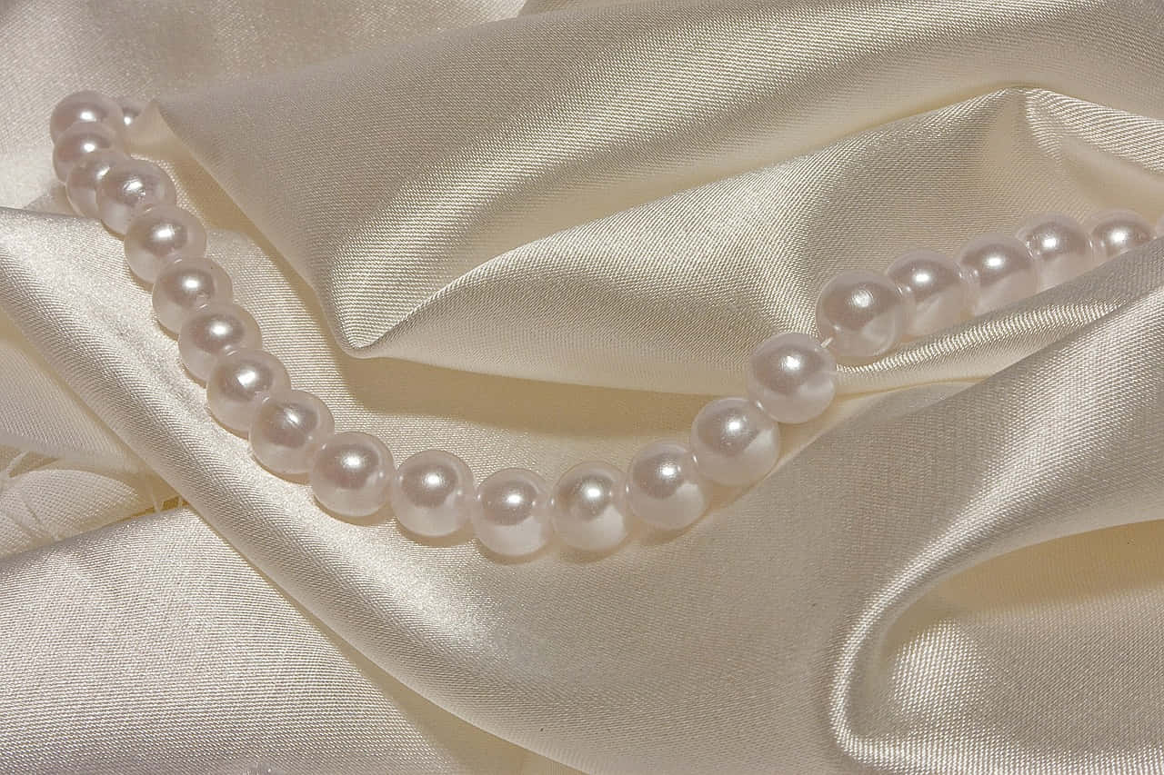 pearl necklace, satin fabric, cream satin, HD Desktop Wallpaper
