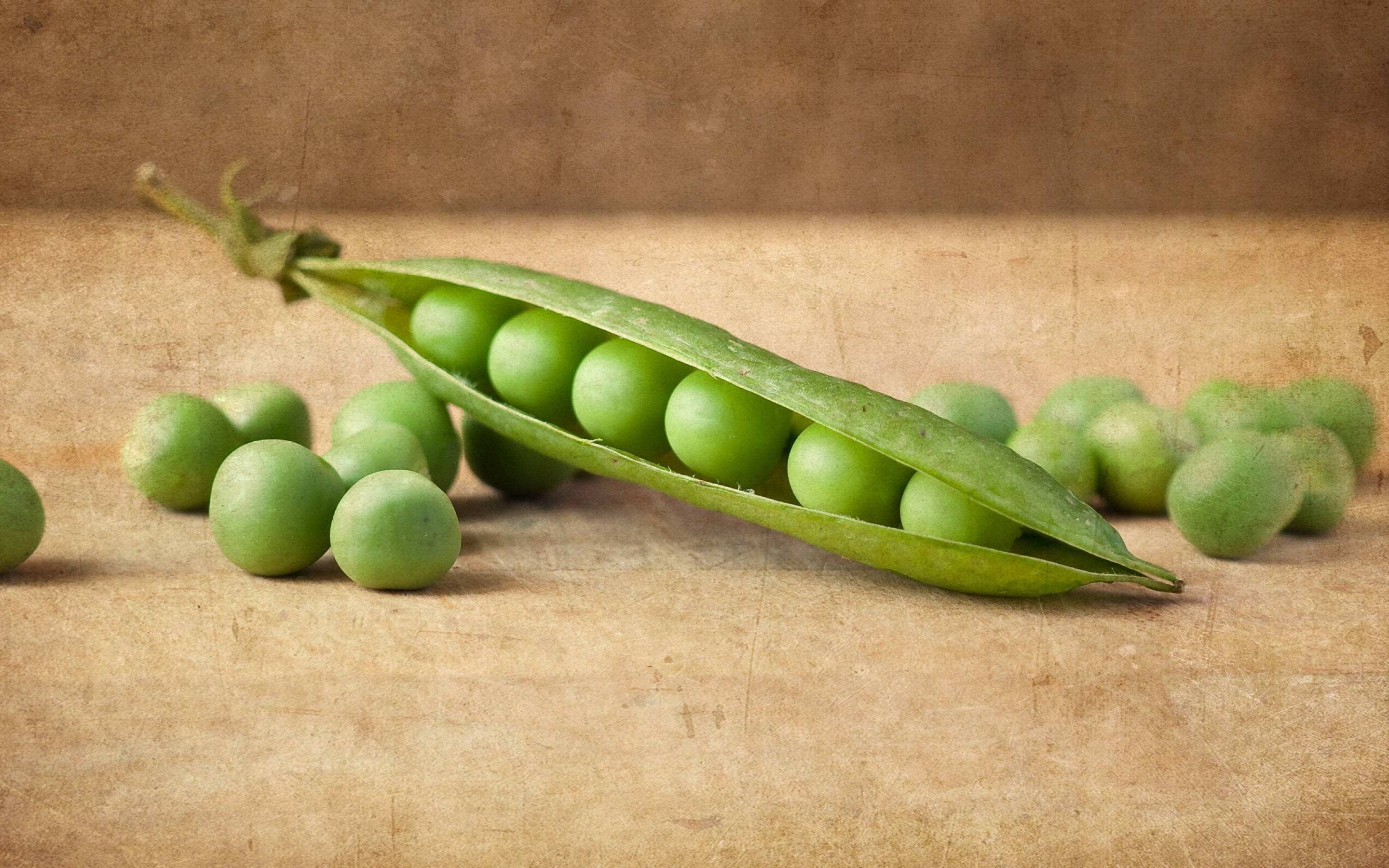 green pea, half opened pod, plump round peas, 2K Desktop Wallpaper