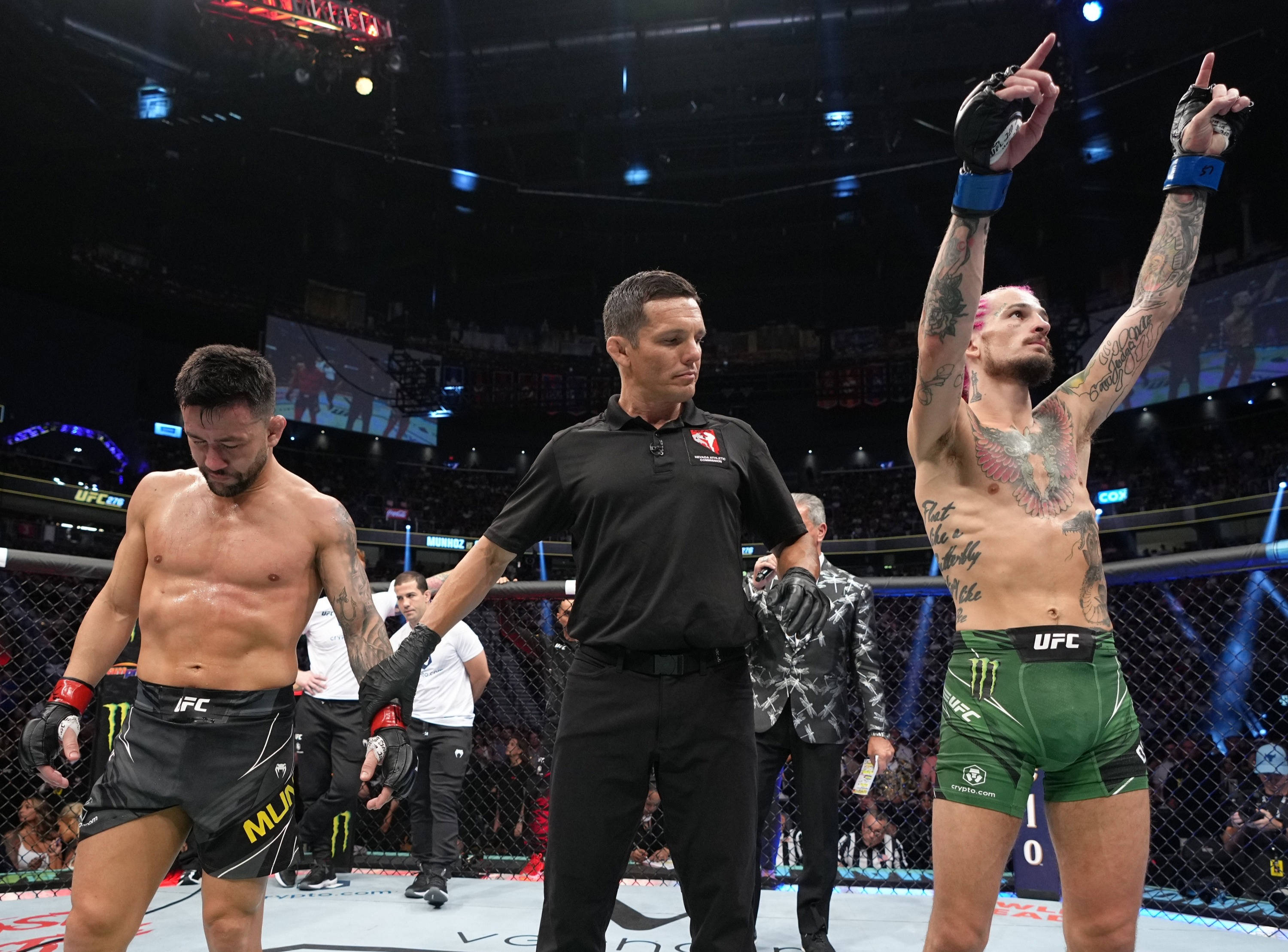 Pedro Munhoz, MMA match, green shorts, 2K Desktop Wallpaper