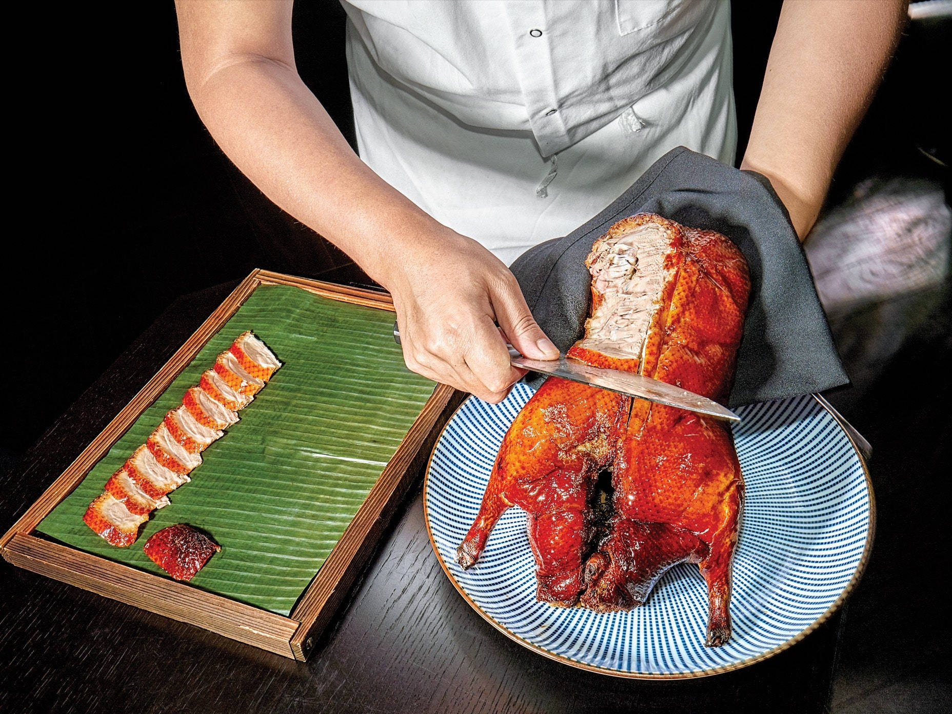 Peking Duck, blue striped plate, banana leaf, HD Desktop Wallpaper
