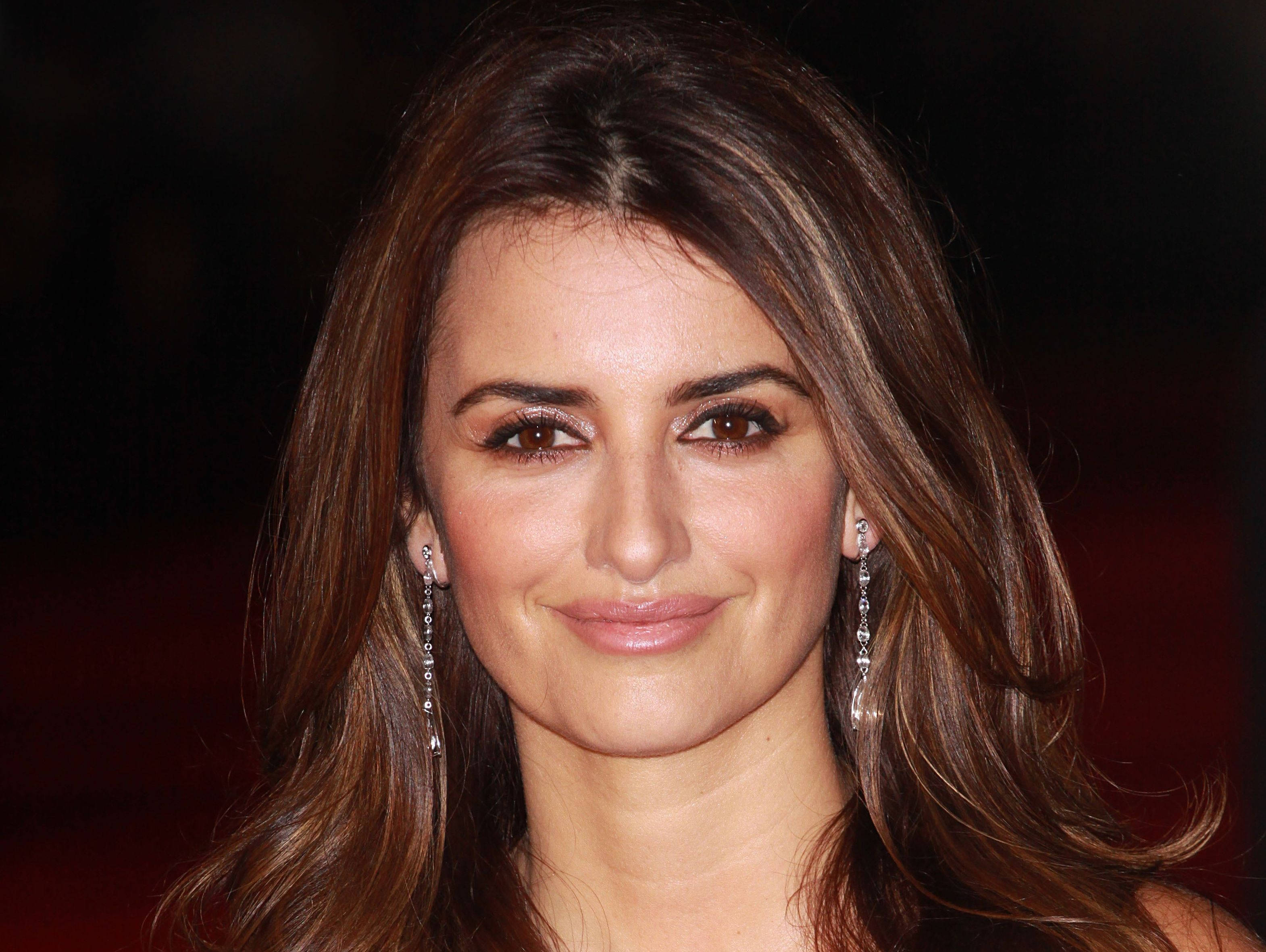 Penelope Cruz, long brown hair, elegant dangling earrings, 2K Desktop Wallpaper