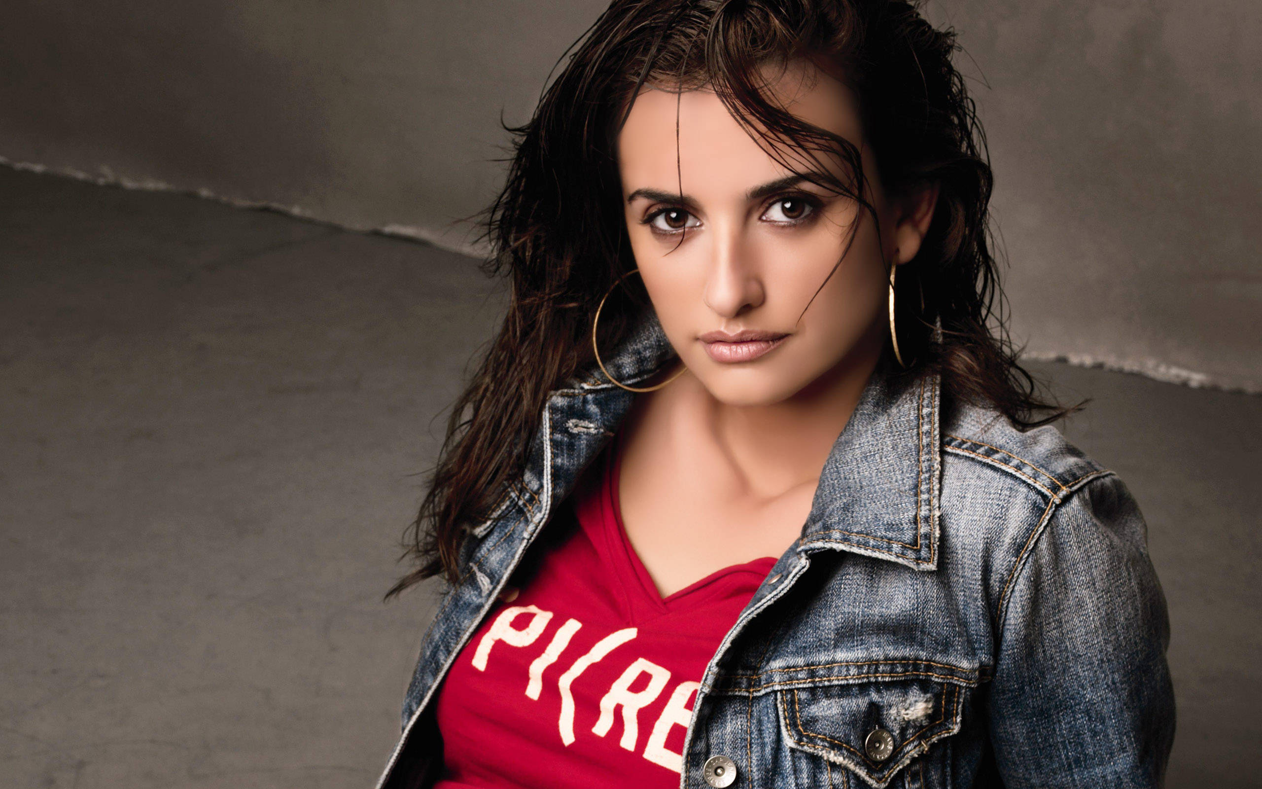 Penelope Cruz, wet hair, gold hoop earrings, 2K Desktop Wallpaper