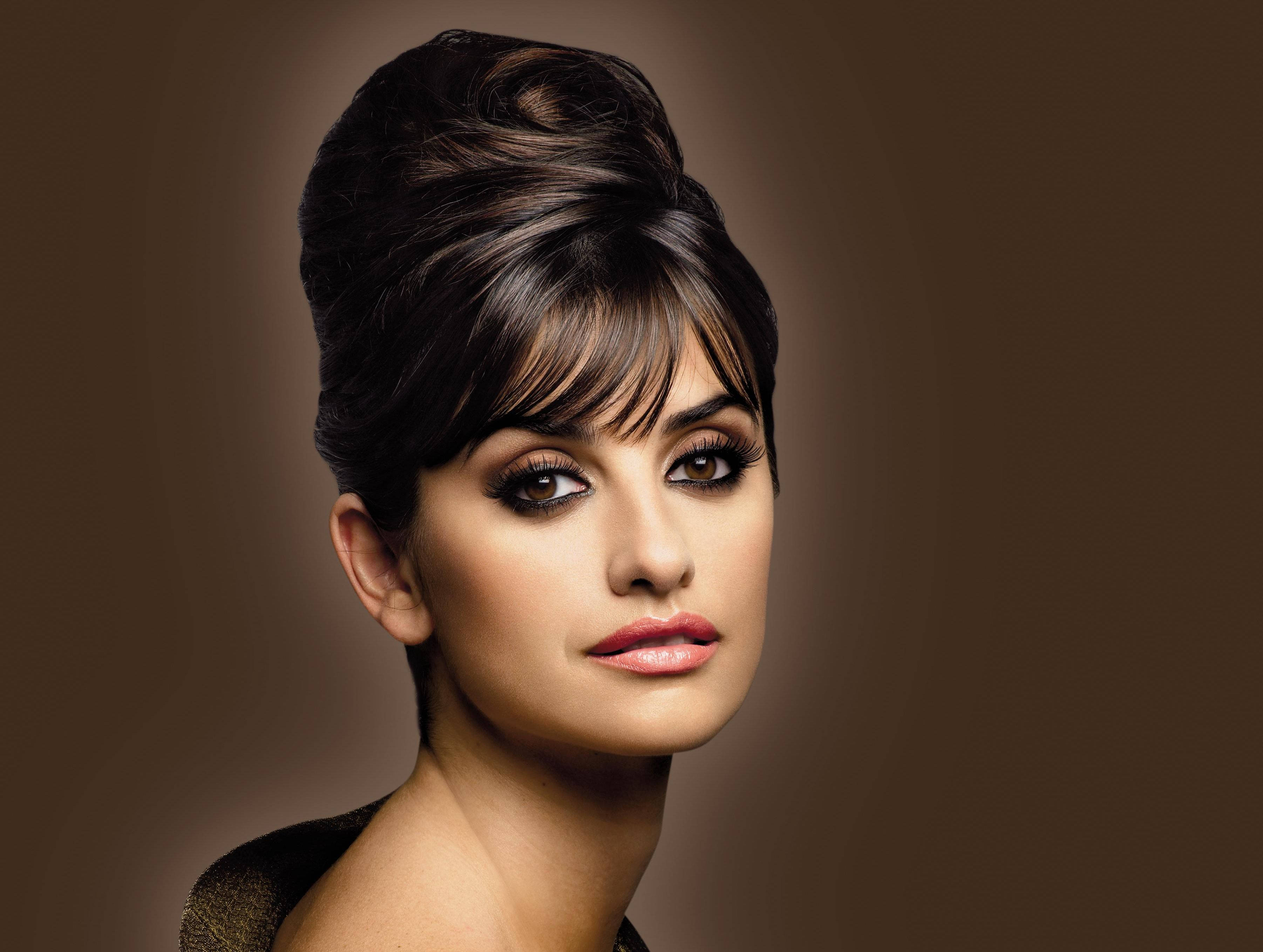 Penelope Cruz, dark hair, high updo, 2K Desktop Wallpaper