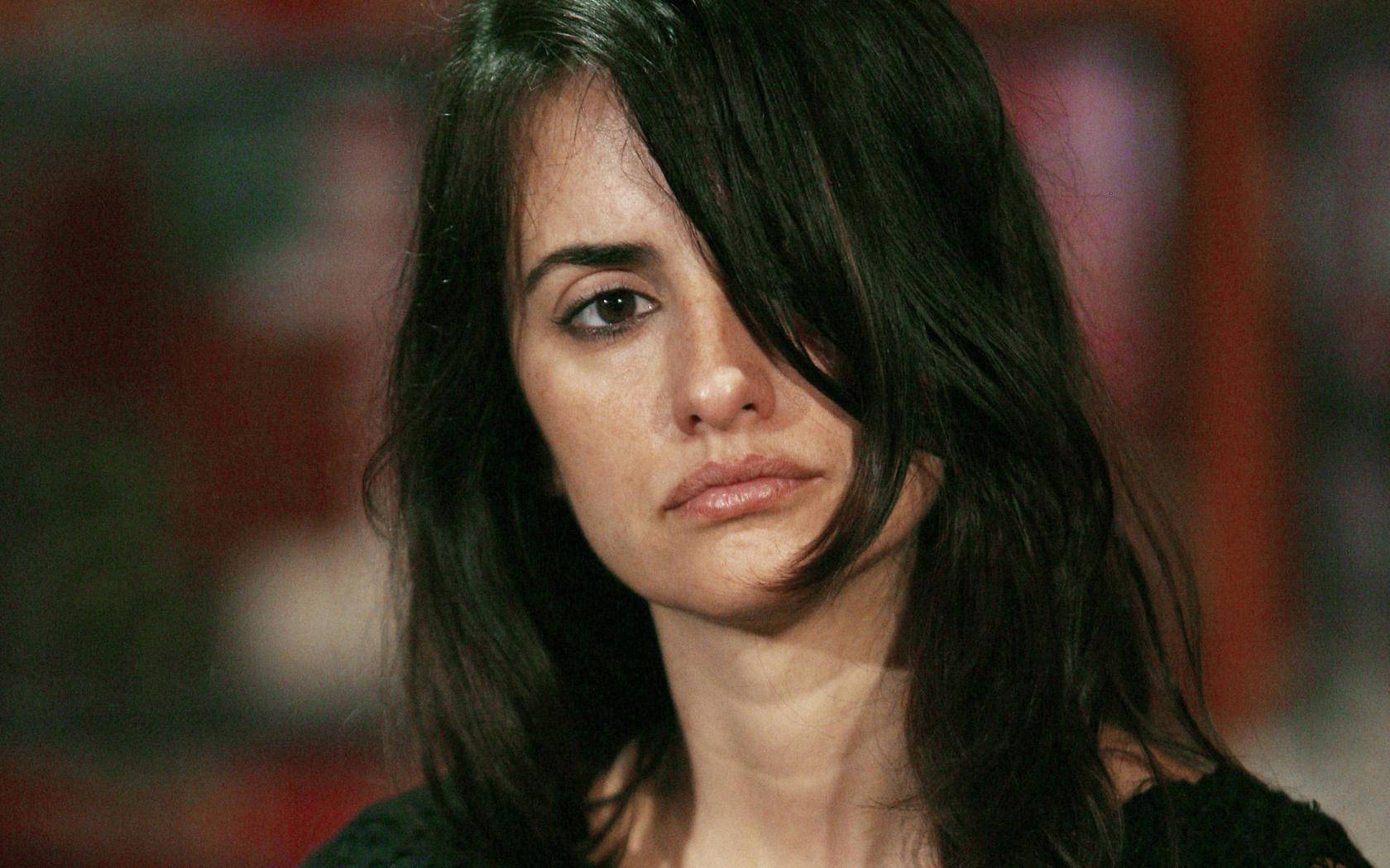 Penelope Cruz, dark hair, serious expression, HD Desktop Wallpaper