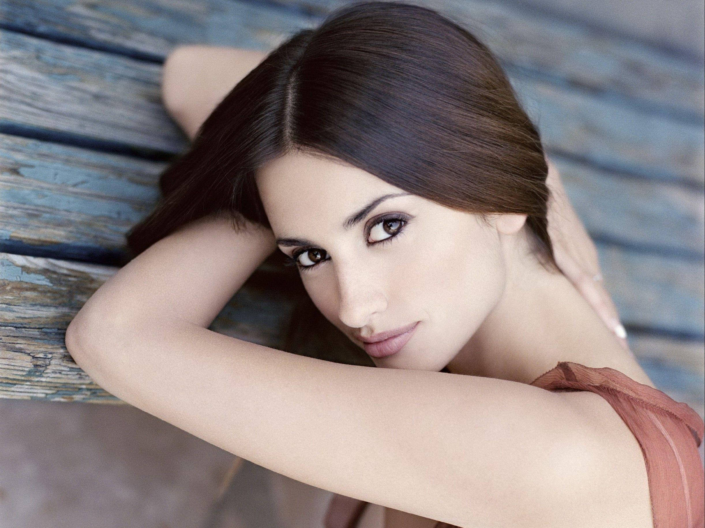 Penelope Cruz, dark hair, weathered blue wooden planks, Full HD Desktop Wallpaper