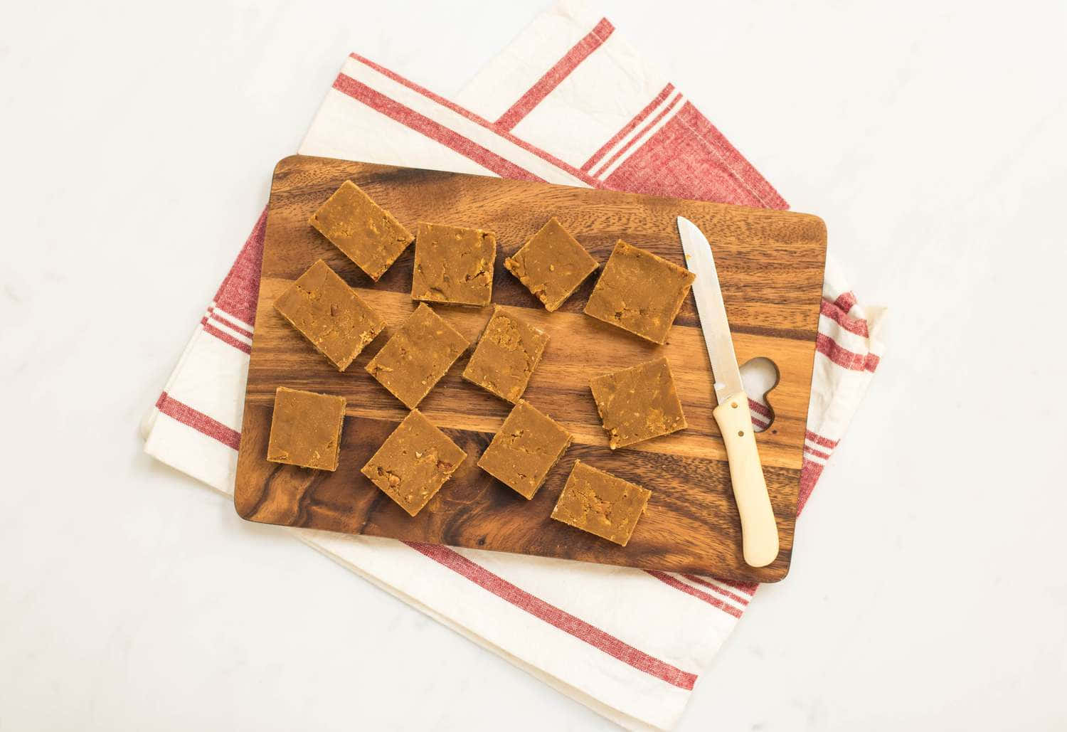Penuche Fudge, golden-brown fudge, wooden cutting board, HD Desktop Wallpaper