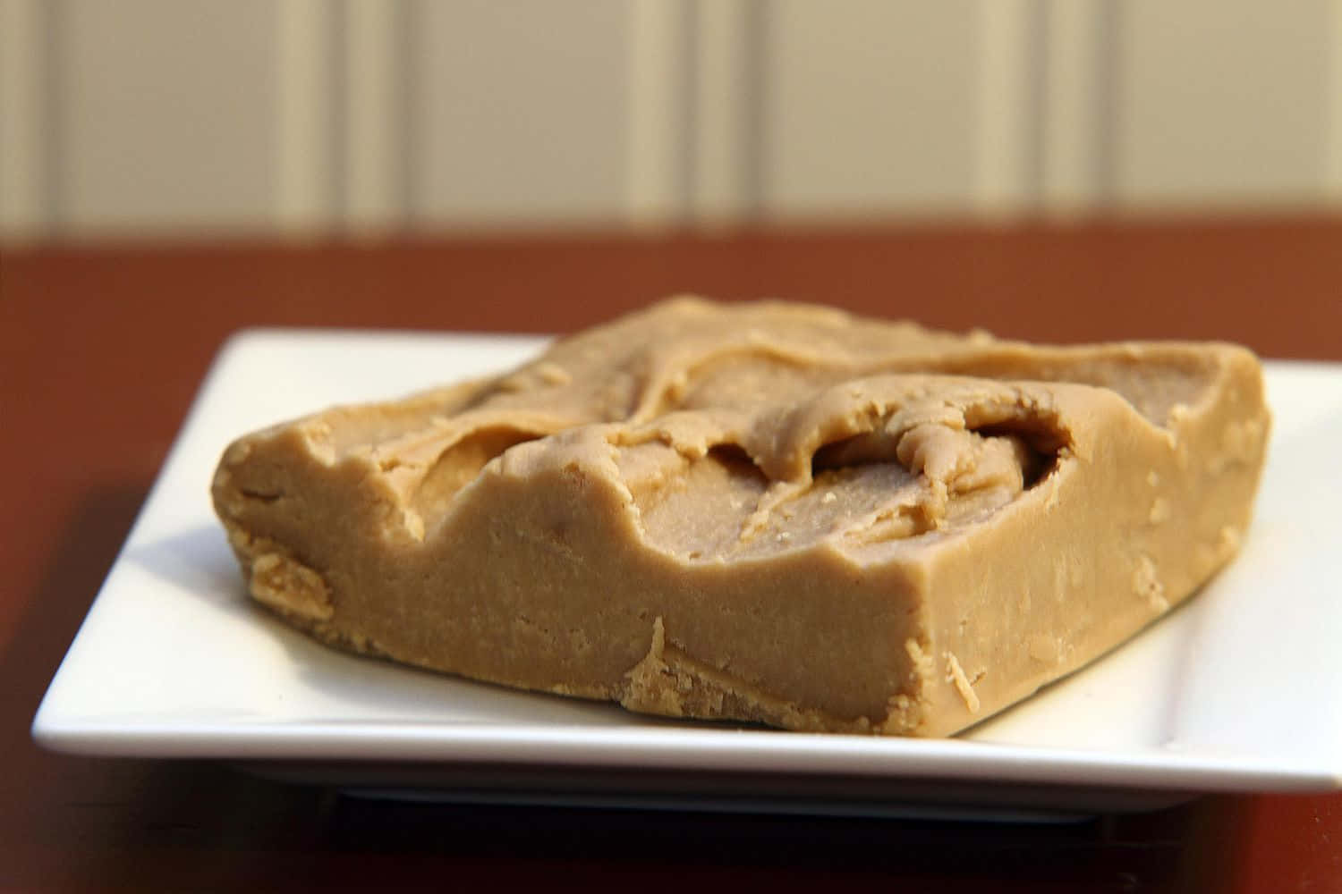 Penuche Fudge, white plate, wooden table, HD Desktop Wallpaper
