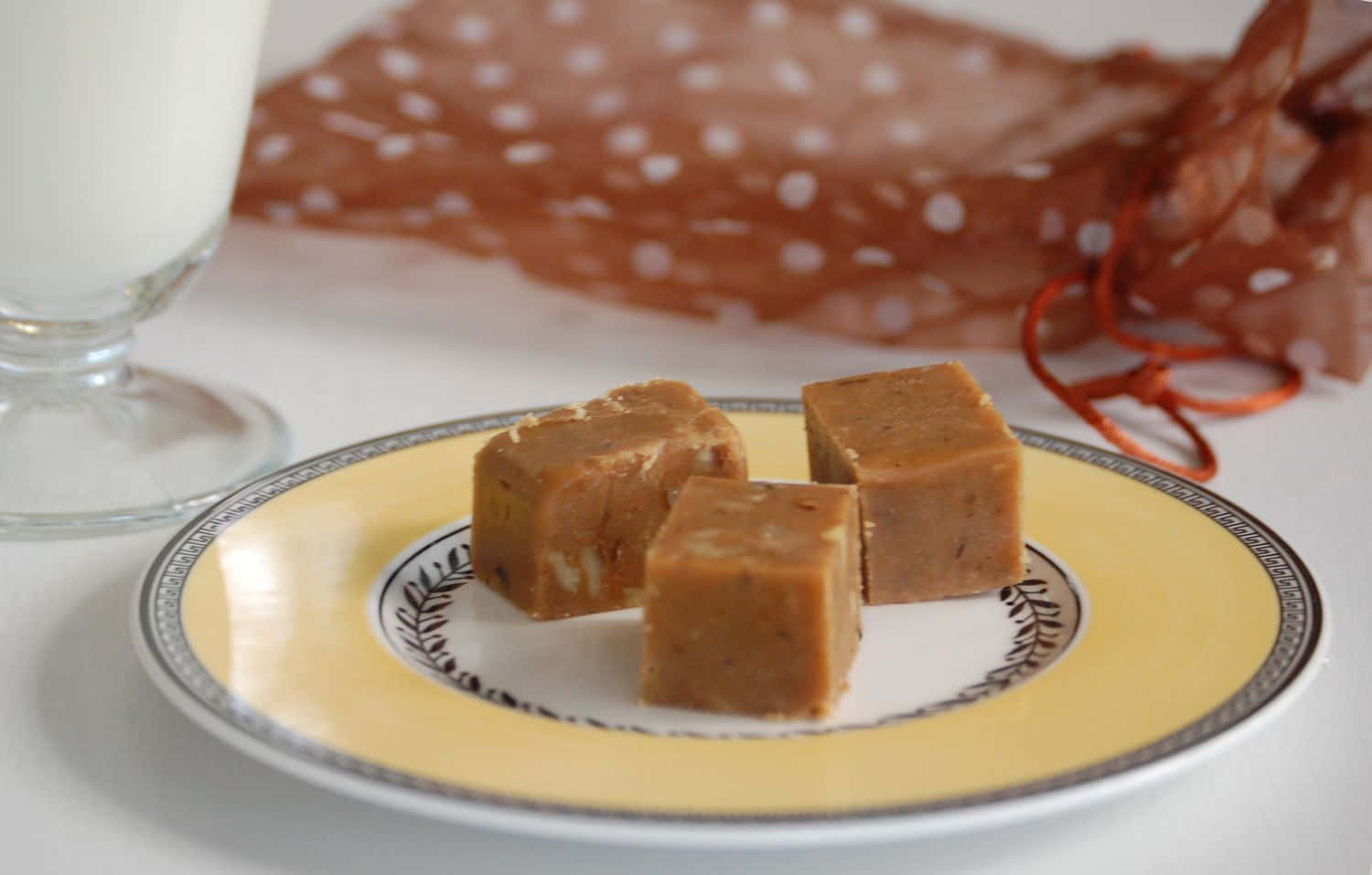 Penuche Fudge, golden-brown fudge squares, yellow patterned plate, HD Desktop Wallpaper