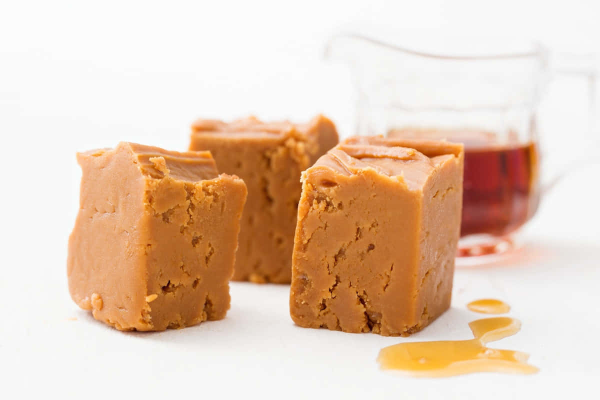 Penuche Fudge, caramel fudge squares, glossy caramel sauce drizzle, SD Desktop Wallpaper