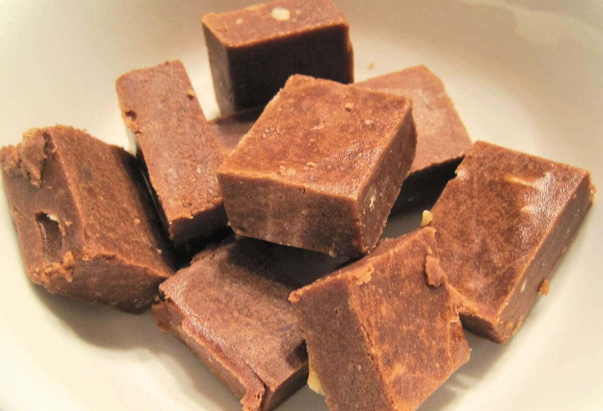 Penuche Fudge, white plate, rich brown, SD Desktop Wallpaper