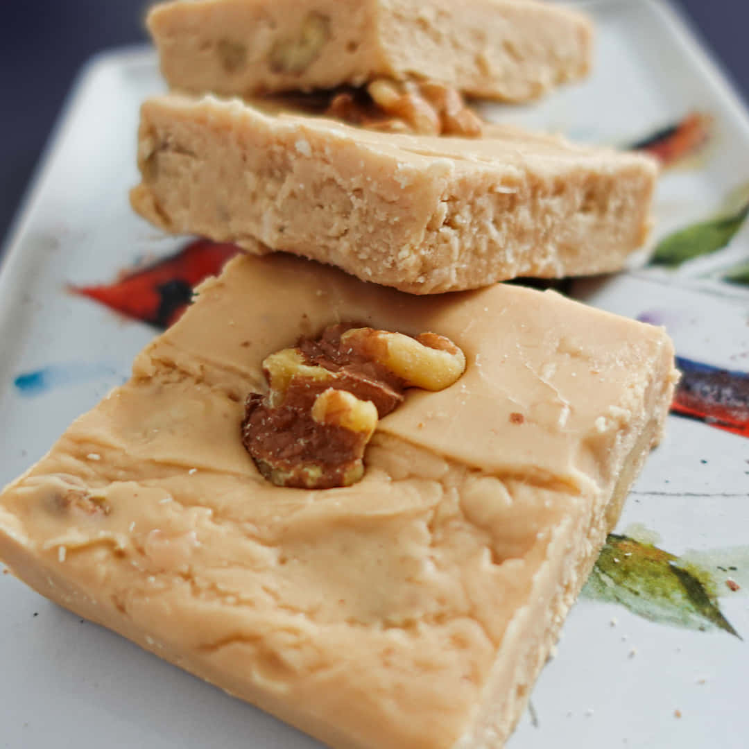 Penuche Fudge, wooden table, creamy peanut butter fudge squares, SD Desktop Wallpaper