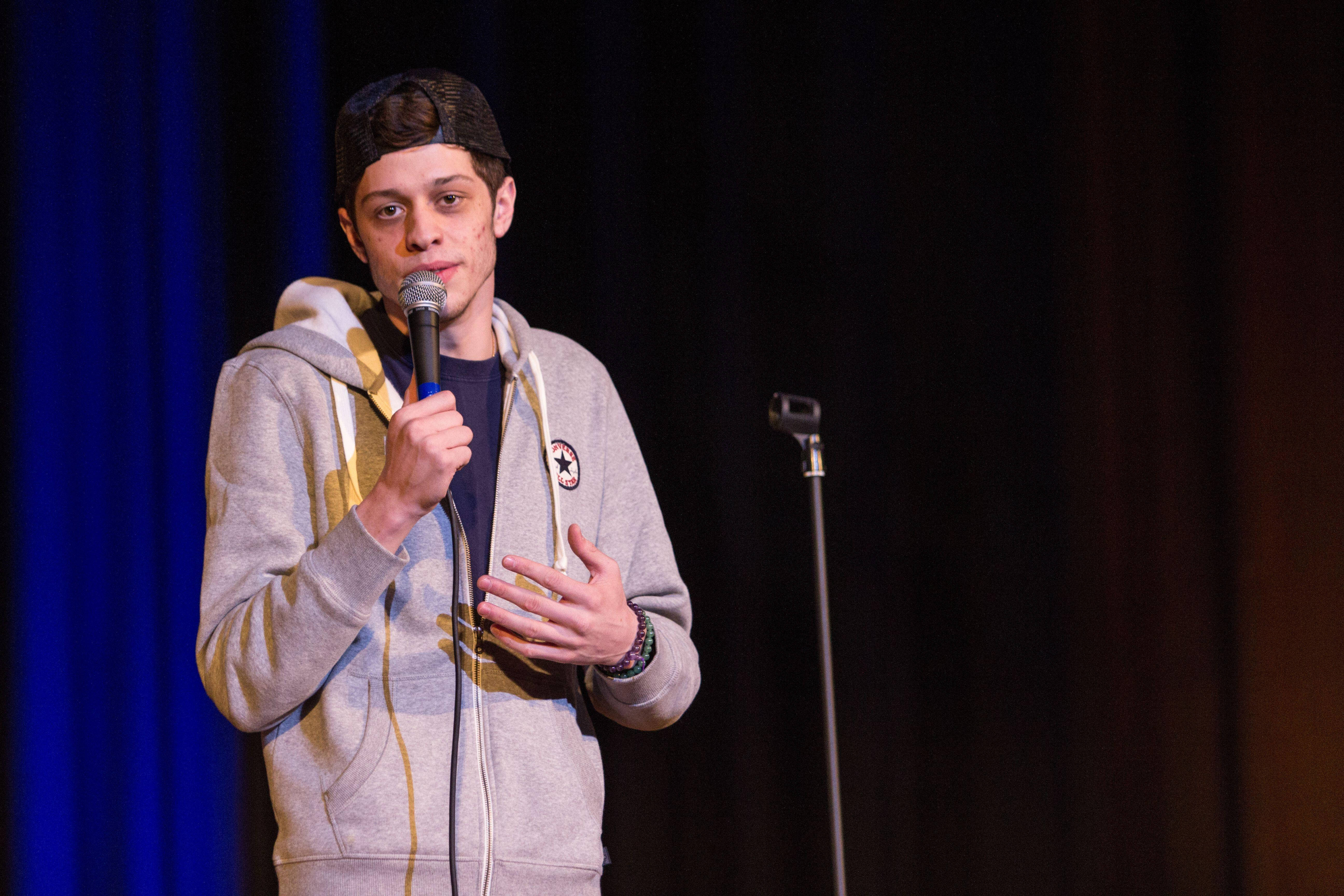 Pete Davidson, grey hoodie, cap, 5K Desktop Wallpaper