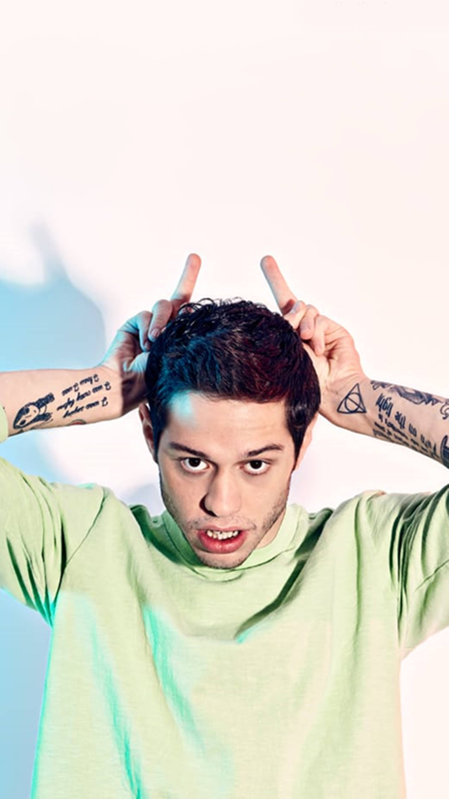 Pete Davidson, Complex interview, devil horns gesture, 2K Phone Wallpaper