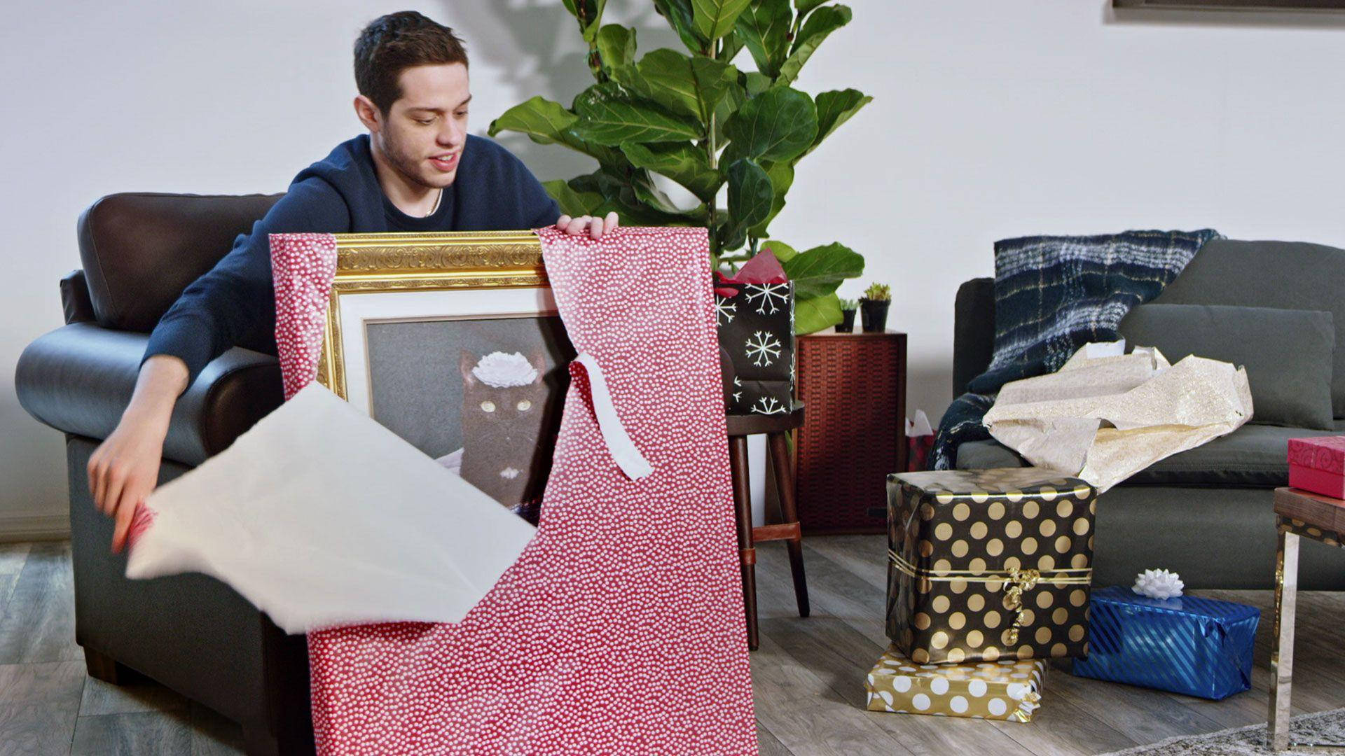 Pete Davidson, living room, pink patterned paper, Full HD Desktop Wallpaper
