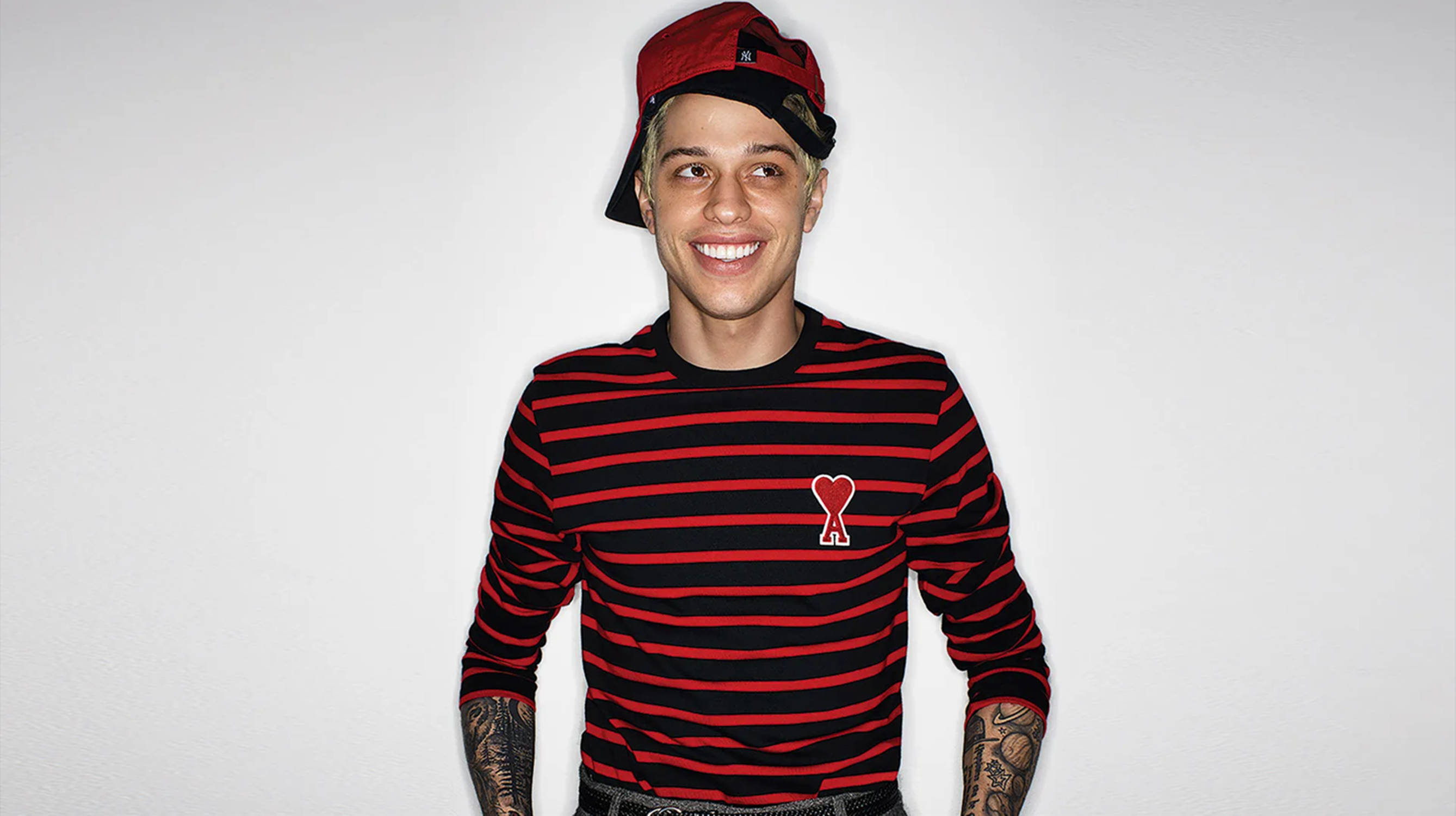 Pete Davidson, red and black striped shirt, red cap, 2K Desktop Wallpaper