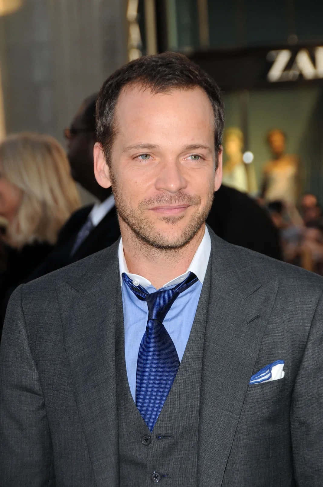 Peter Sarsgaard, gray suit, blue tie, HD Phone Wallpaper