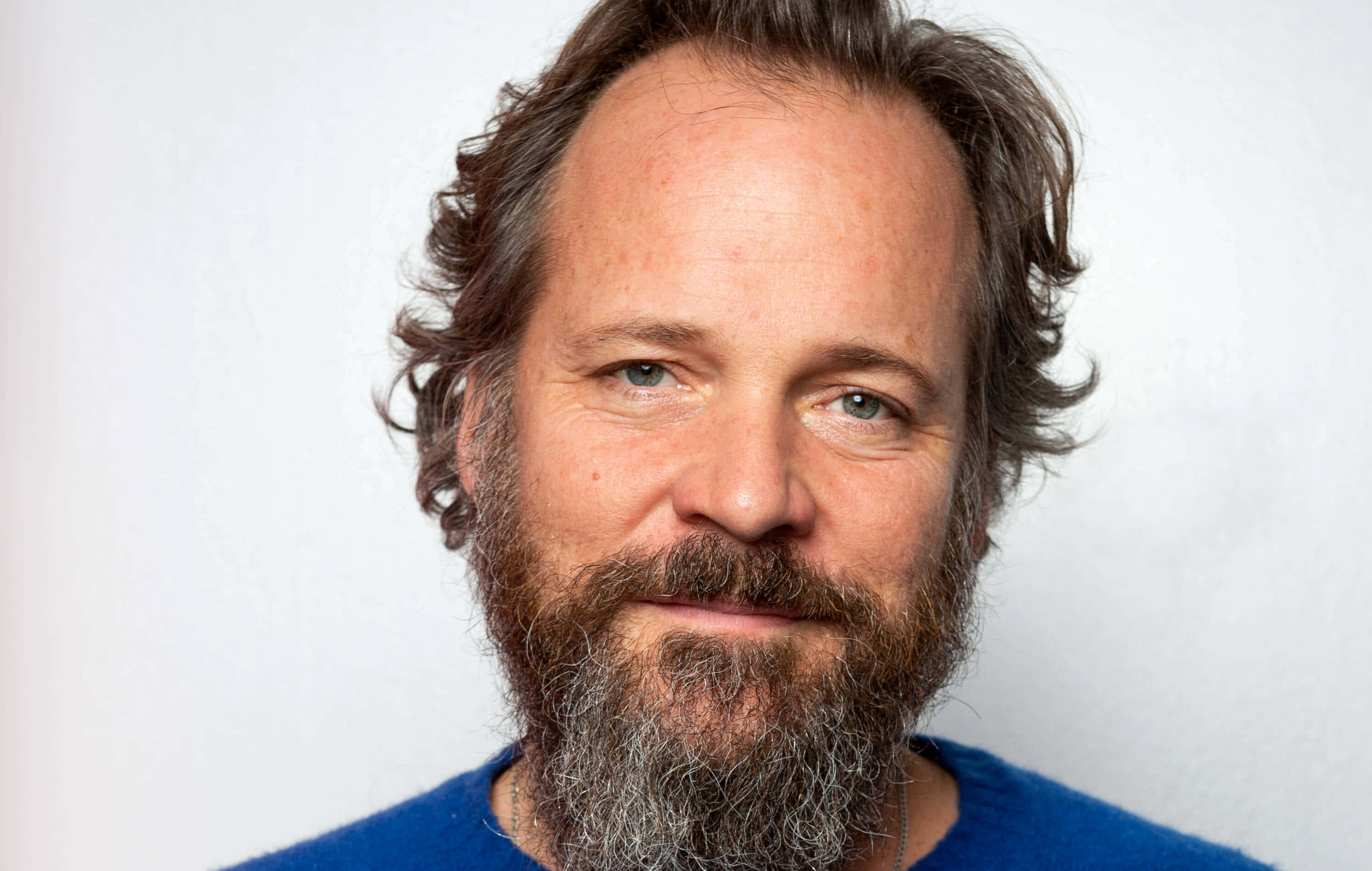 Peter Sarsgaard, blue sweater, curly hair, 2K Desktop Wallpaper
