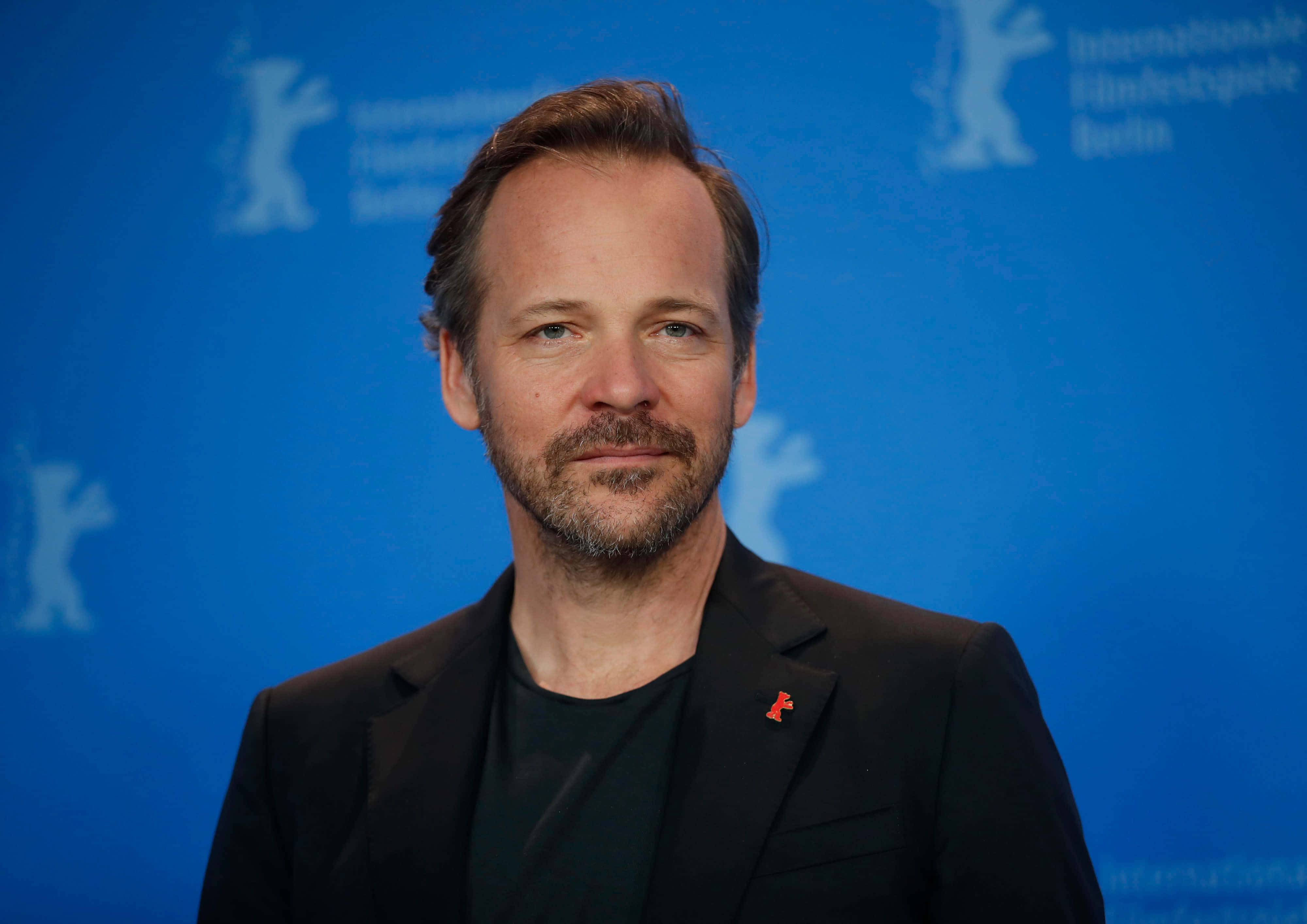 Peter Sarsgaard, blue Berlin International Film Festival backdrop, dark suit, 4K Desktop Wallpaper