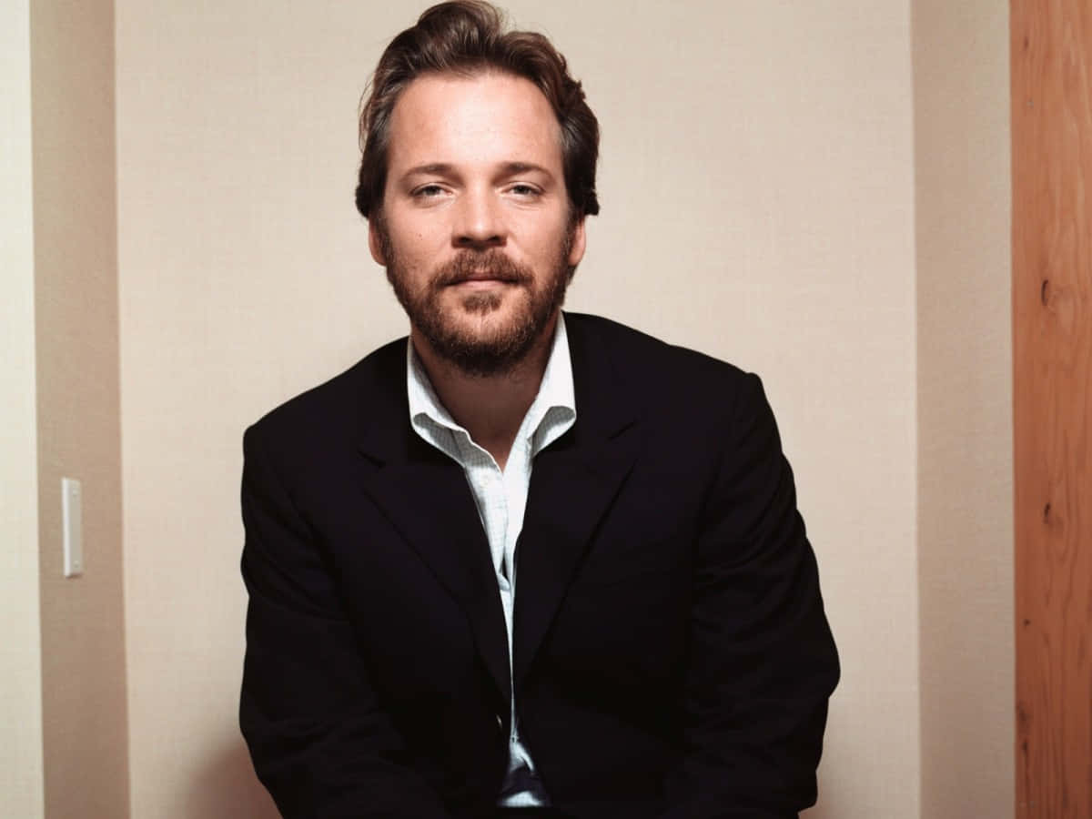 Peter Sarsgaard, dark suit, neutral wall, SD Desktop Wallpaper