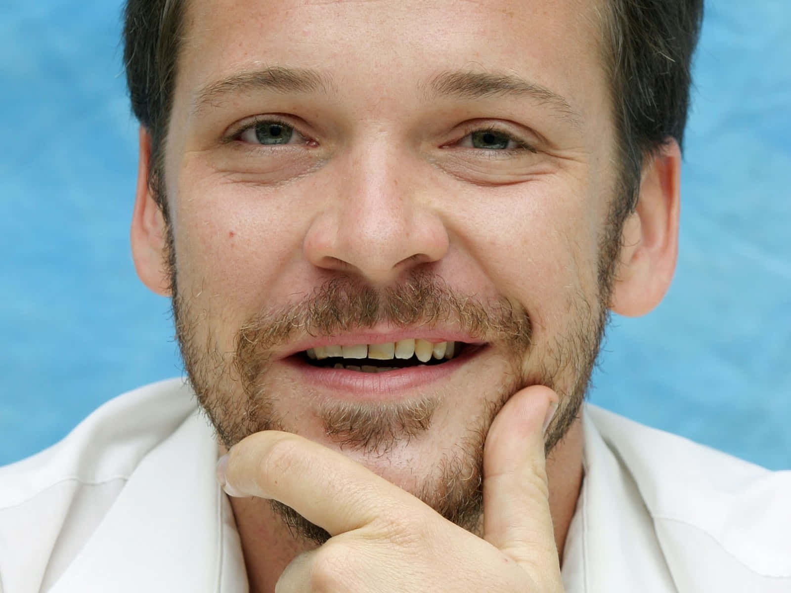 Peter Sarsgaard, red carpet, blue background, HD Desktop Wallpaper