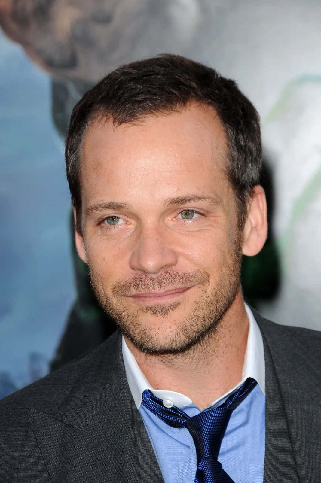 Peter Sarsgaard, gray suit, blue shirt, HD Phone Wallpaper