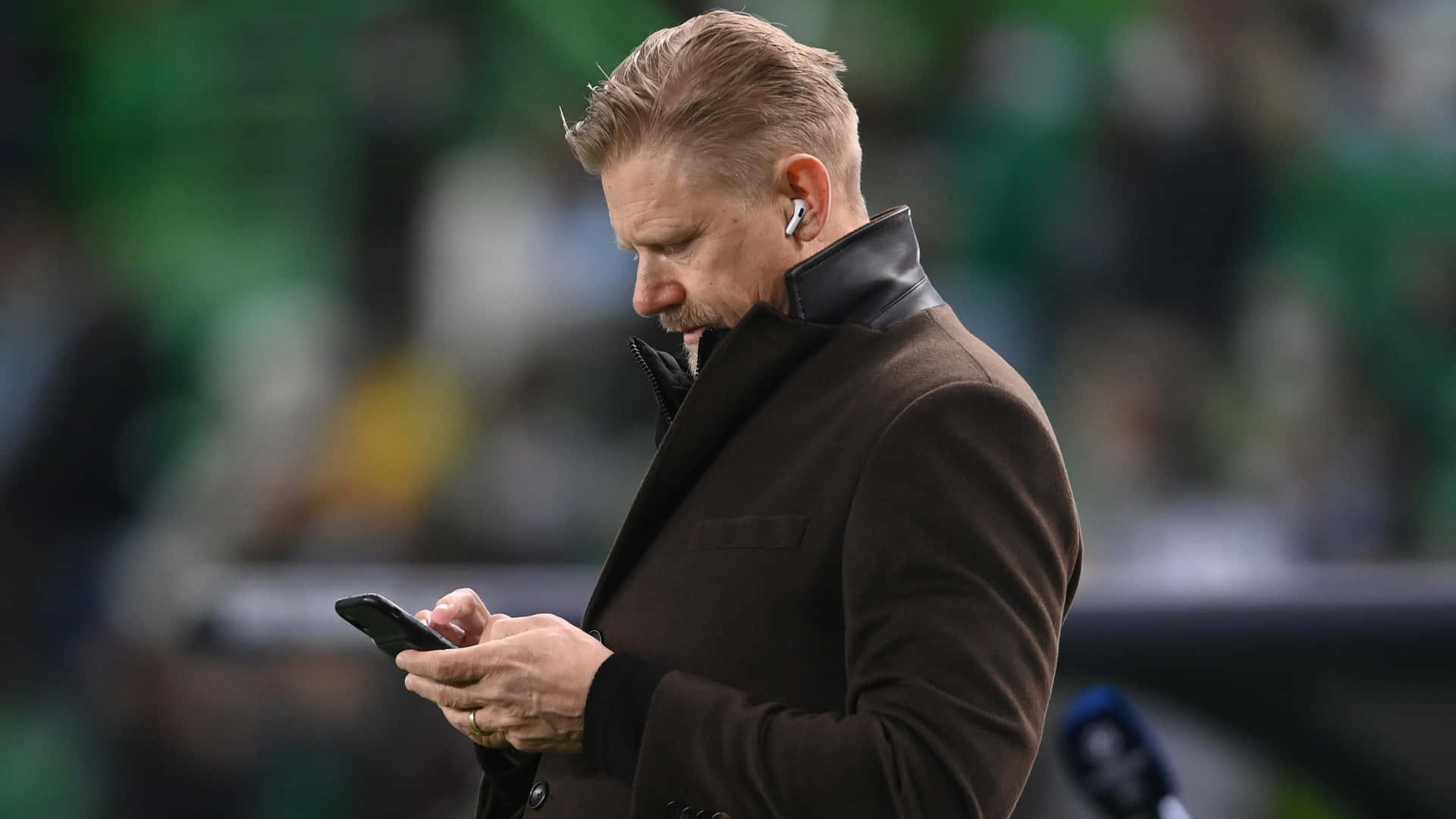 Peter Schmeichel, brown coat, earbuds, Full HD Desktop Wallpaper