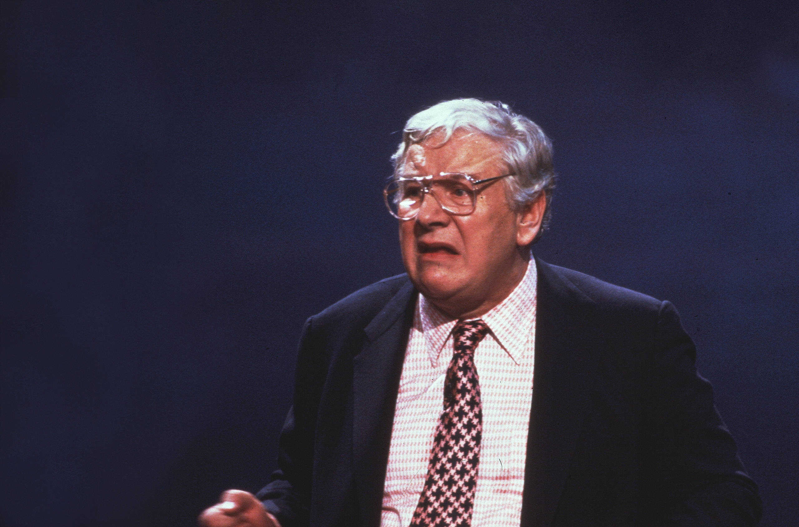 Peter Ustinov, white hair, glasses, 2K Desktop Wallpaper