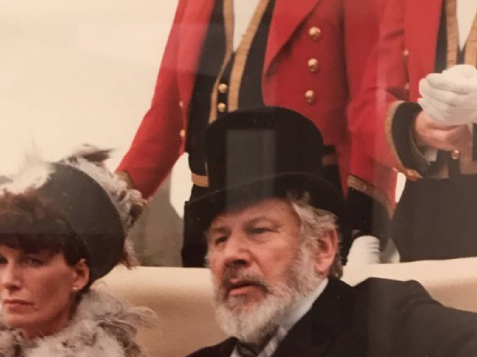 Peter Ustinov, white beard, top hat, HD Desktop Wallpaper