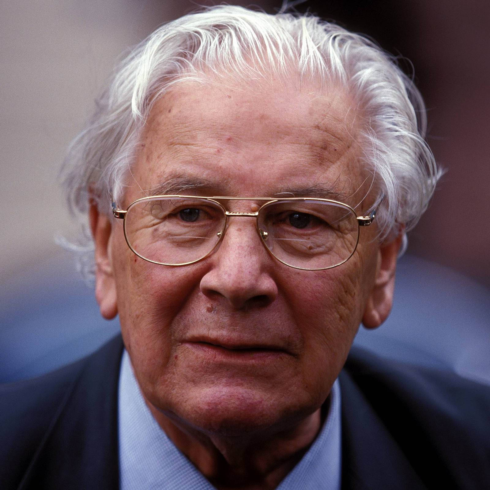 Peter Ustinov, white hair, gold-rimmed glasses, HD Phone Wallpaper