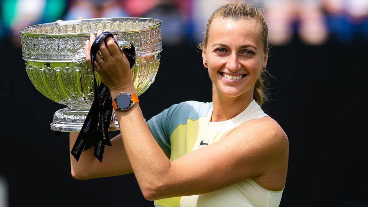 Petra Kvitova, tennis court, ornate silver trophy, SD Desktop Wallpaper