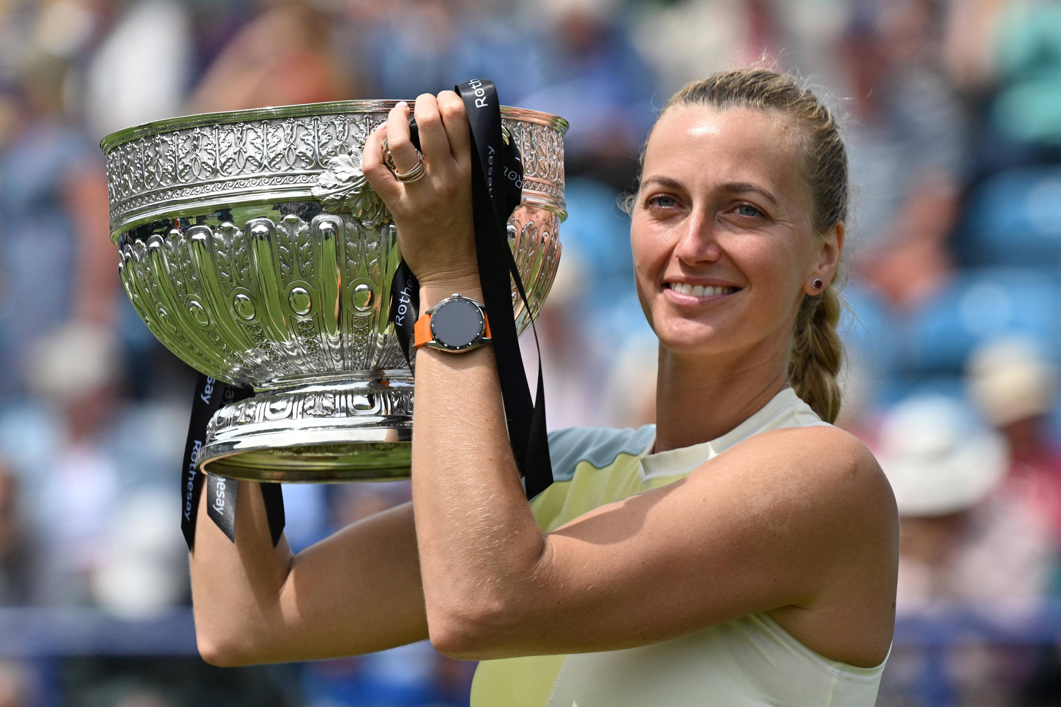 Petra Kvitova, huge trophy, ornate silver trophy, 2K Desktop Wallpaper